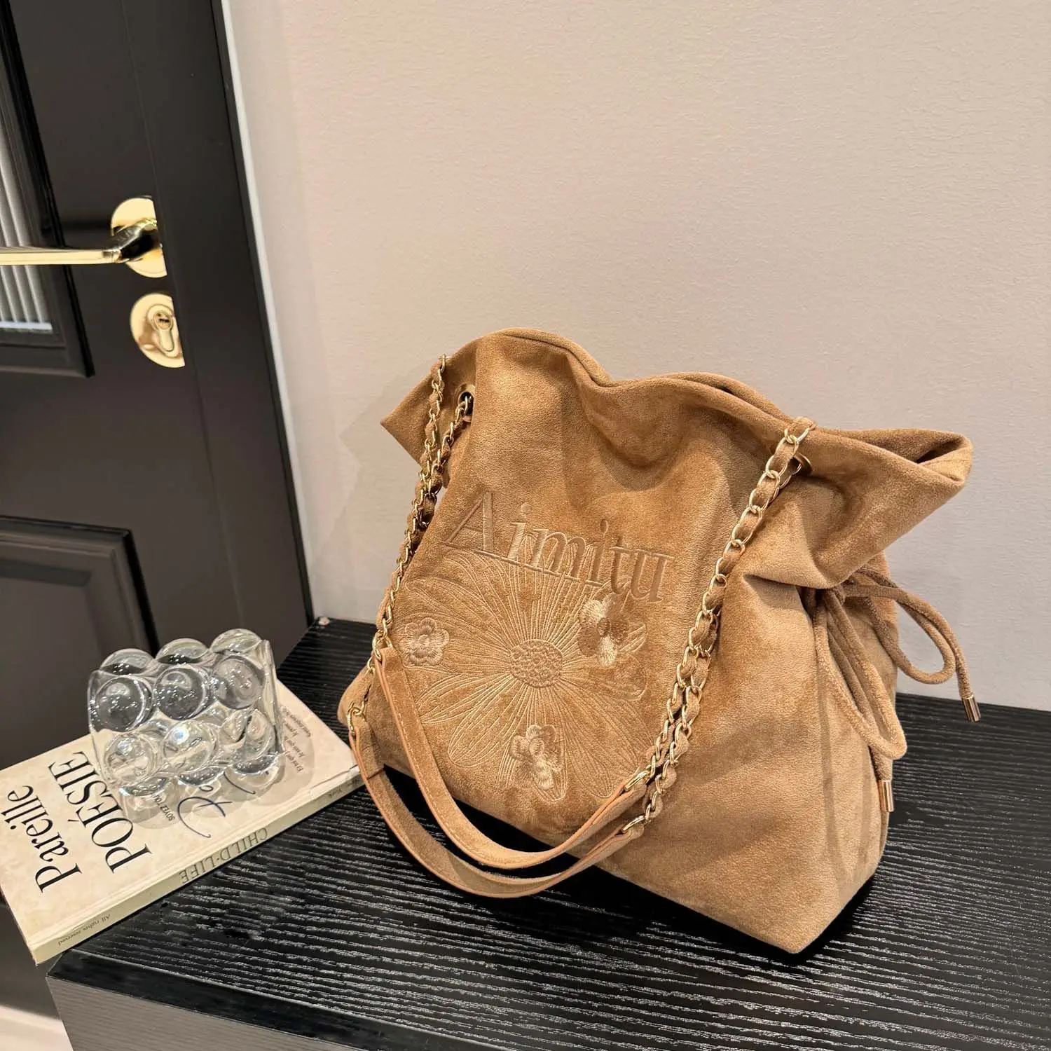 Retro Mulard Brown Tote Bag Women Embroidered Flower Letter Large Capacity Shoulder Bag Ladies Chain Casual Trend Underarm Bags
Retro Mulard Brown Tote Bag Women Embroidered Flower Letter Large Capacity Shoulder Bag Ladies Chain Casual Trend Underarm Bags