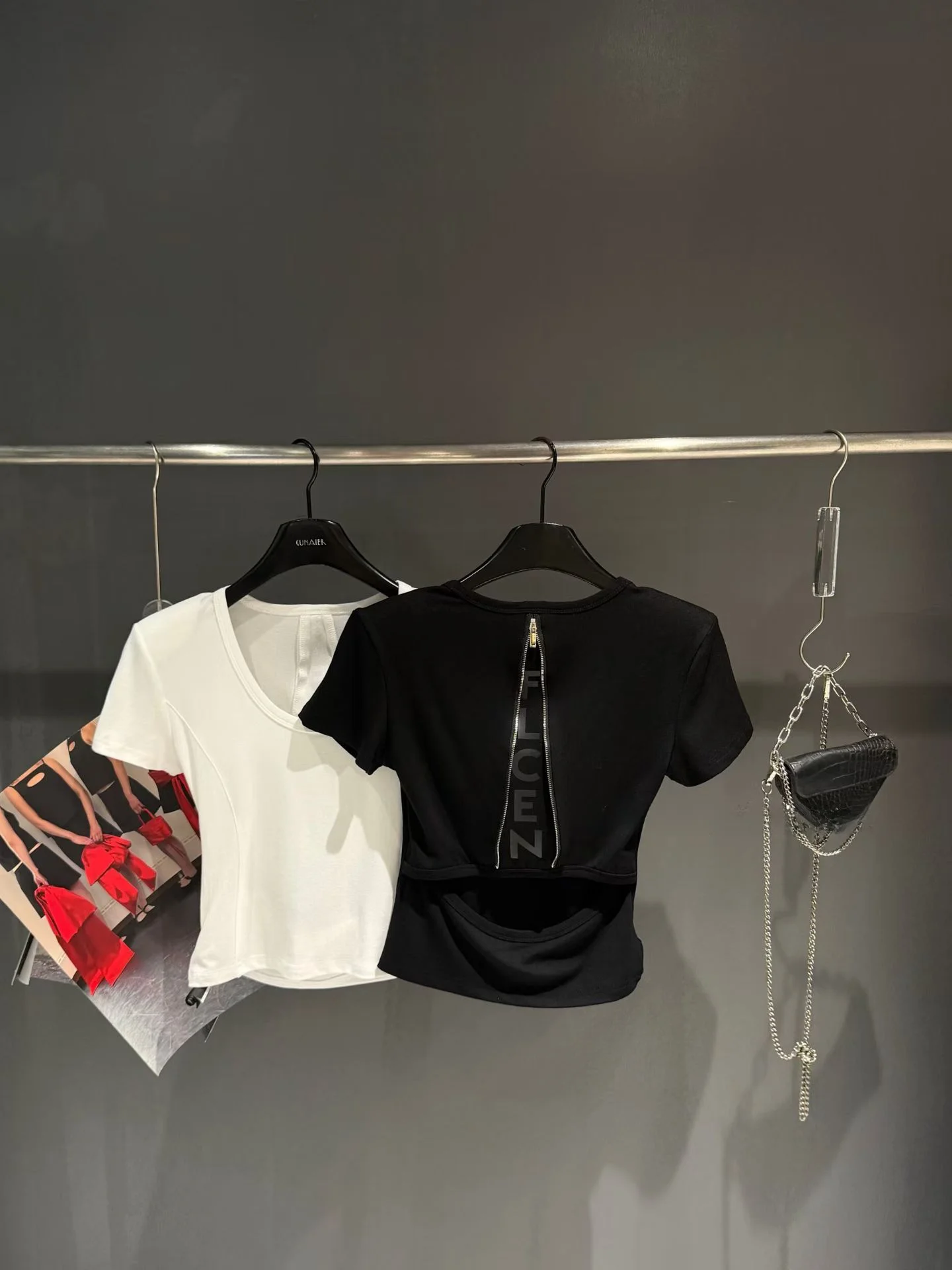 Slim Fit Short Sleeve T-Shirt Women's Summer Fashion Back Zipper Design Shoulder Pad Casual Breathable U-Neckline Top
Slim Fit Short Sleeve T-Shirt Women's Summer Fashion Back Zipper Design Shoulder Pad Casual Breathable U-Neckline Top