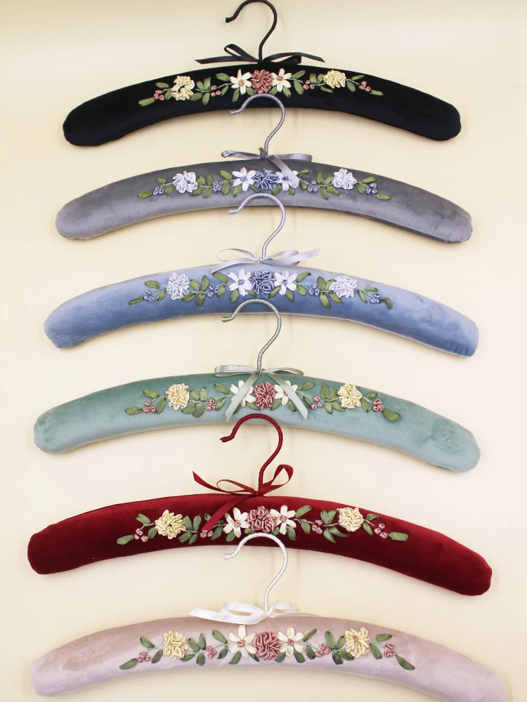 Clothes Hanger Suitable for Hotel Bedroom Cloakroom Household Exquisite Hand-Embroidered High-End Ribbon Clothing Supplies 1Pc
Clothes Hanger Suitable for Hotel Bedroom Cloakroom Household Exquisite Hand-Embroidered High-End Ribbon Clothing Supplies 1Pc