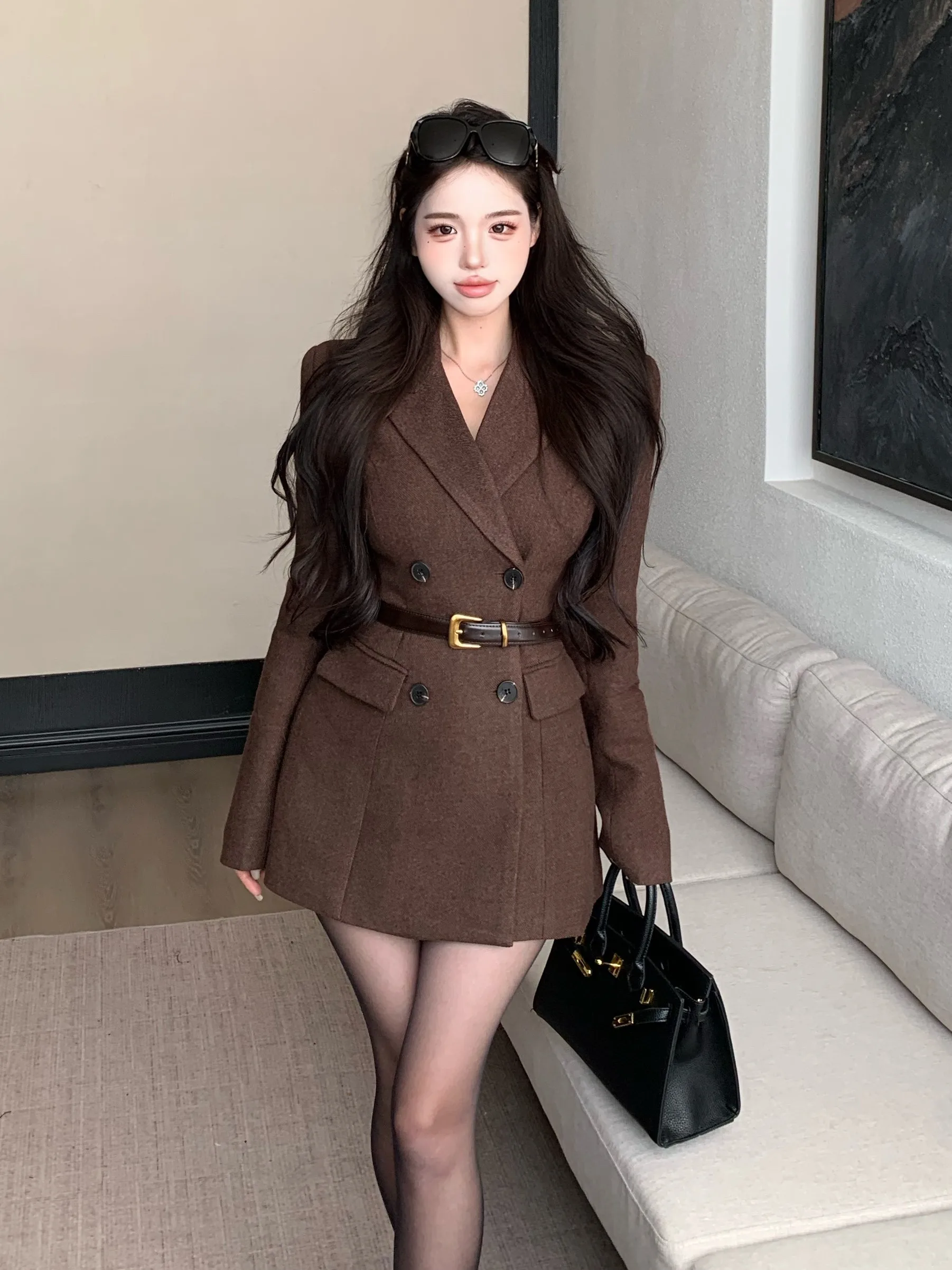Elegant Thickened Woolen Coat V-Neck Women's Outerwear Korean Style Long Sleeve Formal Lapel Design Winter Fashion Outerwear
Elegant Thickened Woolen Coat V-Neck Women's Outerwear Korean Style Long Sleeve Formal Lapel Design Winter Fashion Outerwear