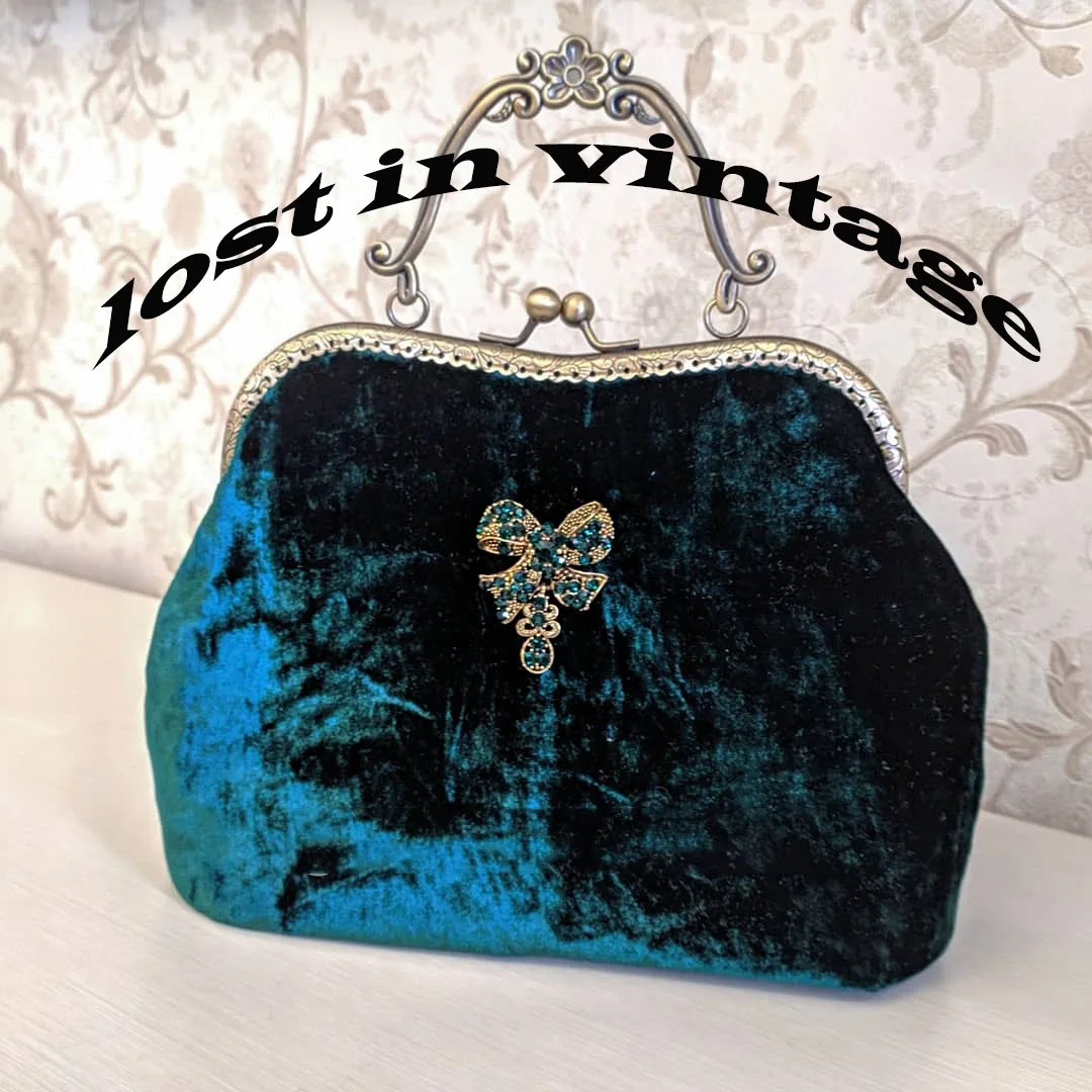 Lost in Vinatge Royal Emerald Velvet Clasp Clutch Beset with Diamonds Bag Snap Closure Frame Evening Clutch 25x18x8cm
Lost in Vinatge Royal Emerald Velvet Clasp Clutch Beset with Diamonds Bag Snap Closure Frame Evening Clutch 25x18x8cm