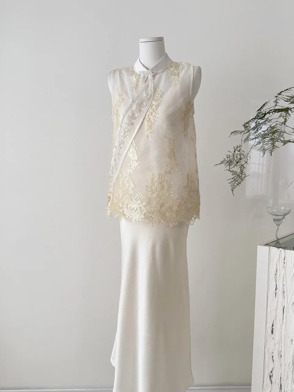 New Chinese Style Women's Dress Set Embroidered Satin Crop Top Mesh Skirt Spring Summer Fashion Two-Piece Ensemble
New Chinese Style Women's Dress Set Embroidered Satin Crop Top Mesh Skirt Spring Summer Fashion Two-Piece Ensemble