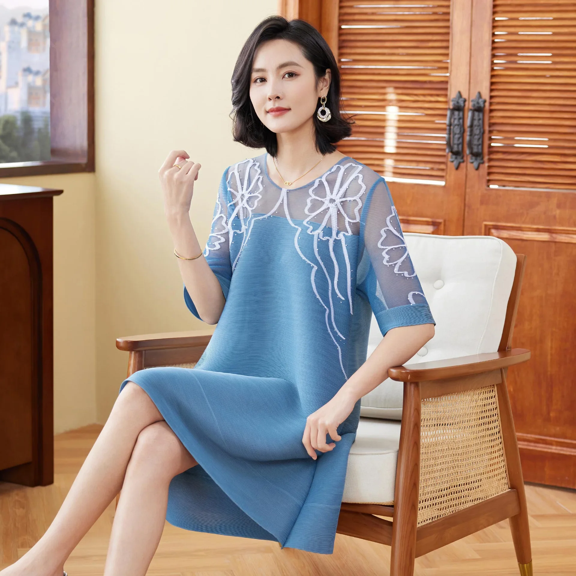 Miyake Pleated Dress Women 2024 Spring New Fashion Mesh Hand-cranked Flower Round Neck Sleeves Loose Large Size Mid-length Skirt
Miyake Pleated Dress Women 2024 Spring New Fashion Mesh Hand-cranked Flower Round Neck Sleeves Loose Large Size Mid-length Skirt