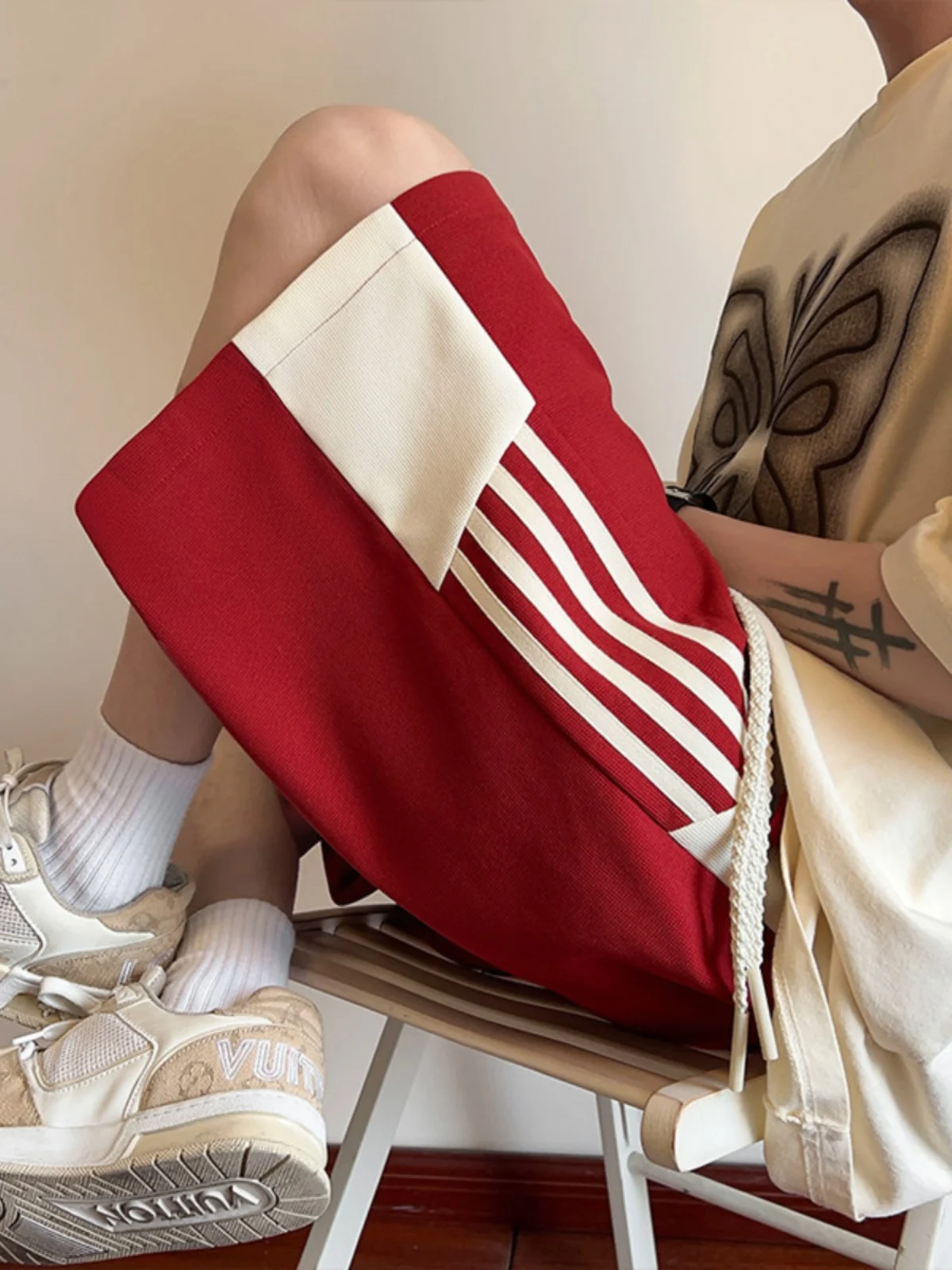 Мужские повседневные спортивные шорты для подростков в американском стиле, летние, свободного кроя, удобные, дышащие, длиной до колена
Мужские повседневные спортивные шорты для подростков в американском стиле, летние, свободного кроя, удобные, дышащие, длиной до колена