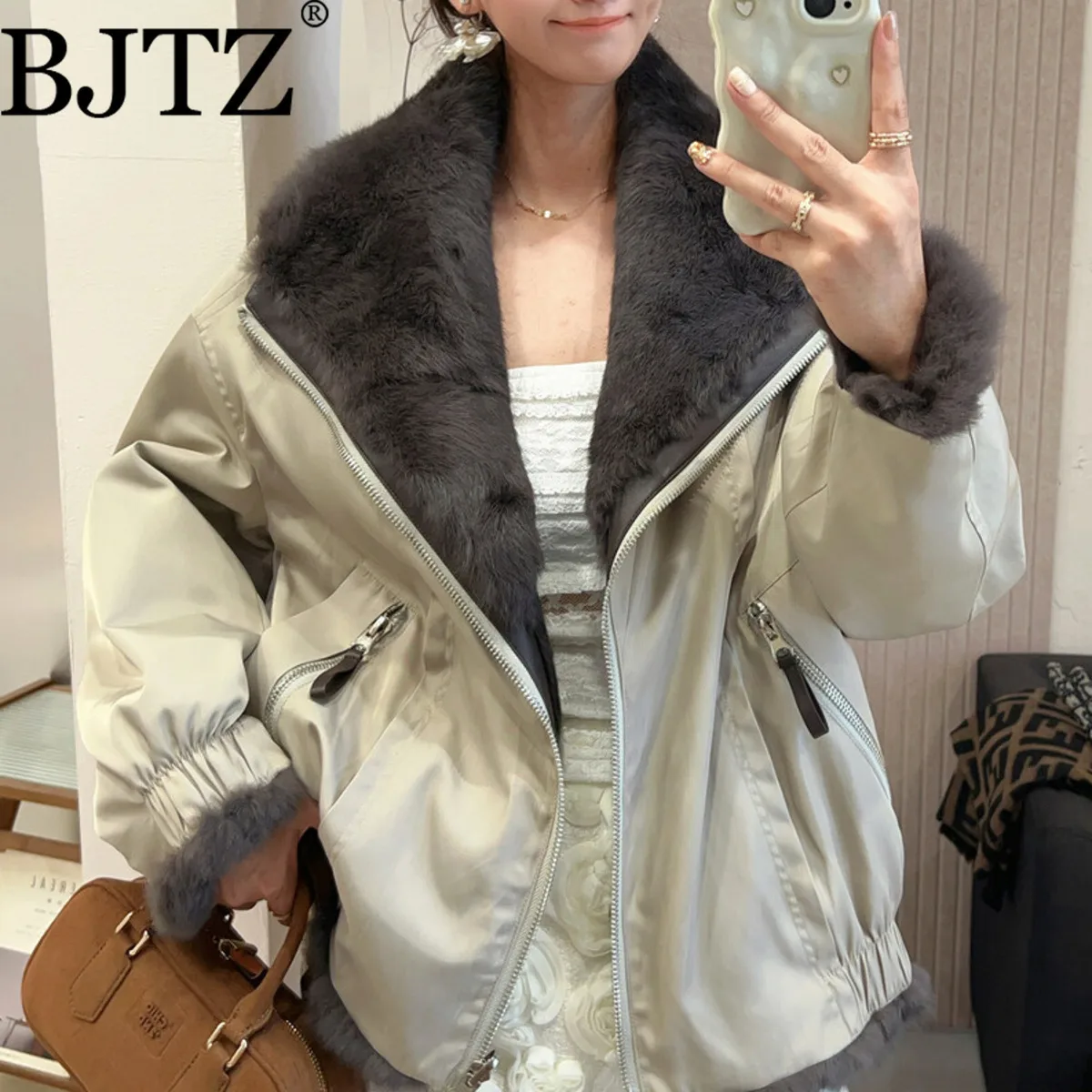 BJTZ Rabbit Fur Coat Women Reversible Mid-Length Winter Jacket Elegant Office Wear Warm Zip Outerwear Chic Designer Autumn 2025
BJTZ Rabbit Fur Coat Women Reversible Mid-Length Winter Jacket Elegant Office Wear Warm Zip Outerwear Chic Designer Autumn 2025