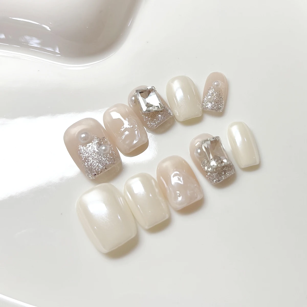 New Year's Handmade Manicure Wearing Nail Pearl White Short High-end Niche White Finished Nail Piece Custom Products
New Year's Handmade Manicure Wearing Nail Pearl White Short High-end Niche White Finished Nail Piece Custom Products