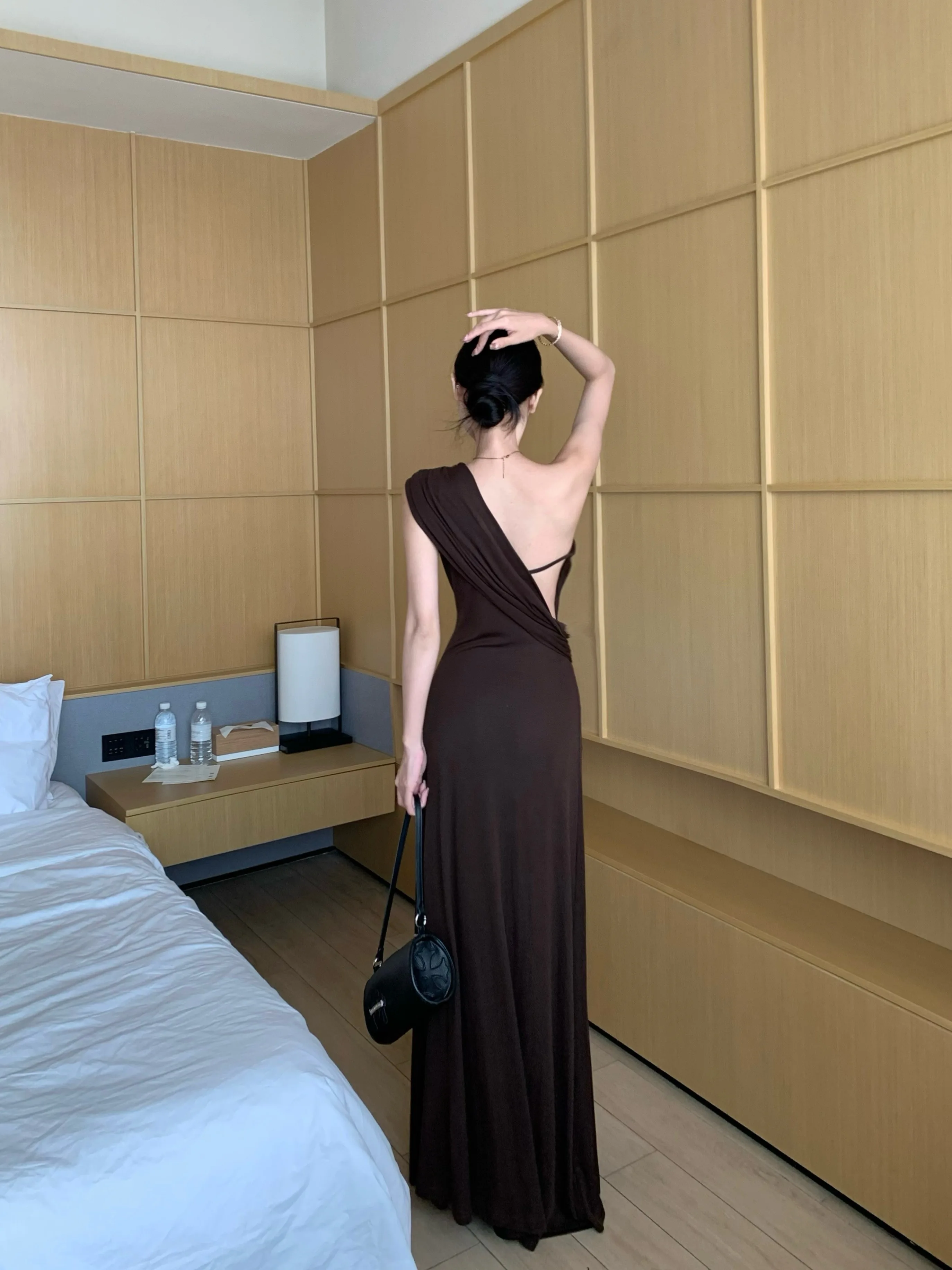 Женское дизайнерское однотонное платье в стиле ретро с воротником на одно плечо, длинное, морщинистое, струящееся и удобное длинное платье для отпуска 2025
Женское дизайнерское однотонное платье в стиле ретро с воротником на одно плечо, длинное, морщинистое, струящееся и удобное длинное платье для отпуска 2025