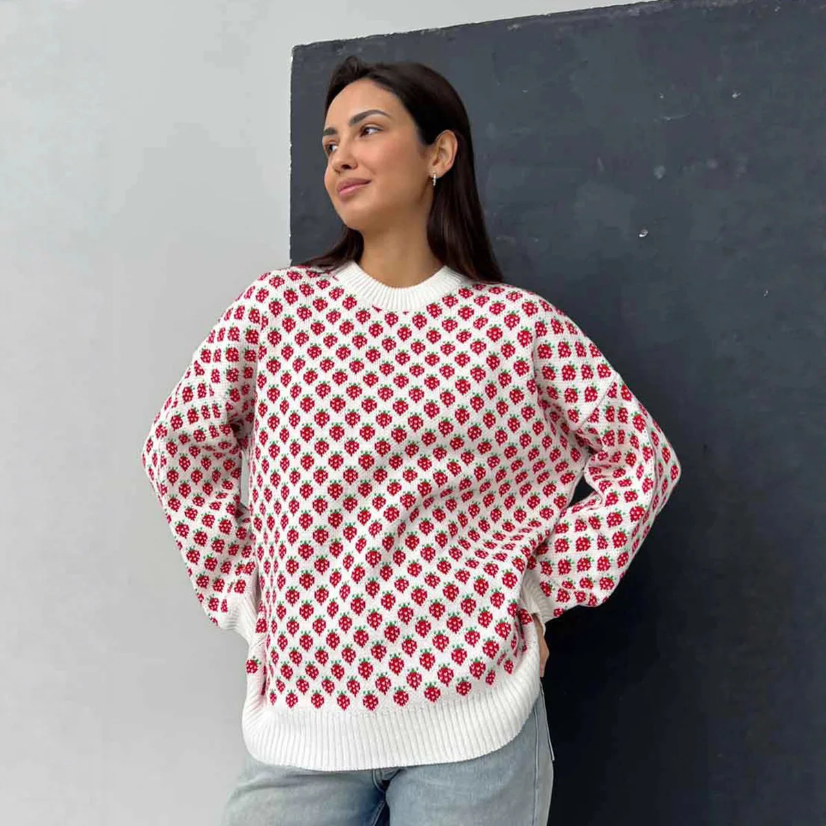 Осень-зима 20252, новый милый женский вязаный свитер, модный свободный пуловер с клубничным узором и круглым вырезом, длинными рукавами
Осень-зима 20252, новый милый женский вязаный свитер, модный свободный пуловер с клубничным узором и круглым вырезом, длинными рукавами