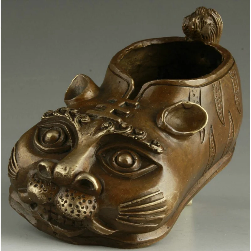 China's Highly Collectible Handmade Bronze Realistic Tiger Statue Children's Shoes Ornaments
China's Highly Collectible Handmade Bronze Realistic Tiger Statue Children's Shoes Ornaments
