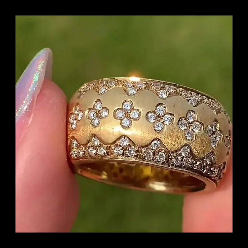 Italian Handmade Brushed Buchi Ring Light Luxury Real Gold Electroplated Full Diamond Women's Ring
Italian Handmade Brushed Buchi Ring Light Luxury Real Gold Electroplated Full Diamond Women's Ring