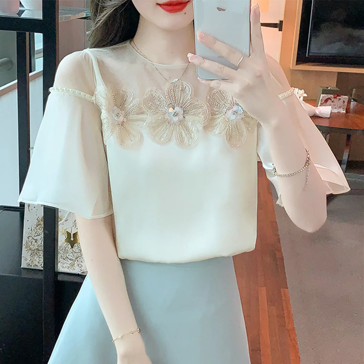 Elegant Autumn Chiffon Patchwork Satin Blouse for Women Embroidered Beads Flare Sleeve Simple Office Top Casual Blouse
Elegant Autumn Chiffon Patchwork Satin Blouse for Women Embroidered Beads Flare Sleeve Simple Office Top Casual Blouse