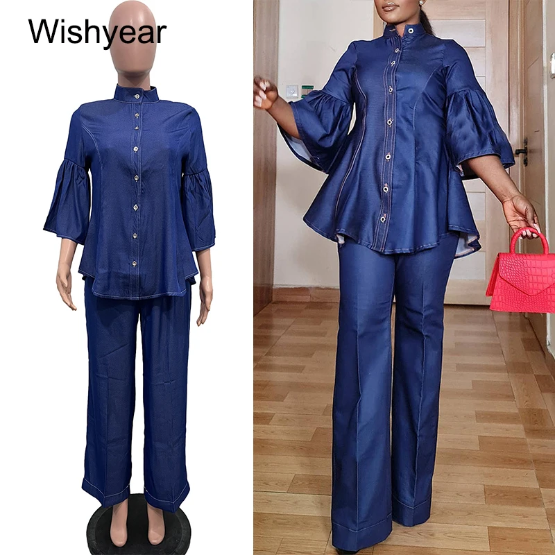 Повседневный джинсовый женский костюм-двойка: топ с высоким воротом, однобортный, с расклешенными рукавами и брюки с широкими штанинами. Модный офисный комплект для женщин.
Повседневный джинсовый женский костюм-двойка: топ с высоким воротом, однобортный, с расклешенными рукавами и брюки с широкими штанинами. Модный офисный комплект для женщин.