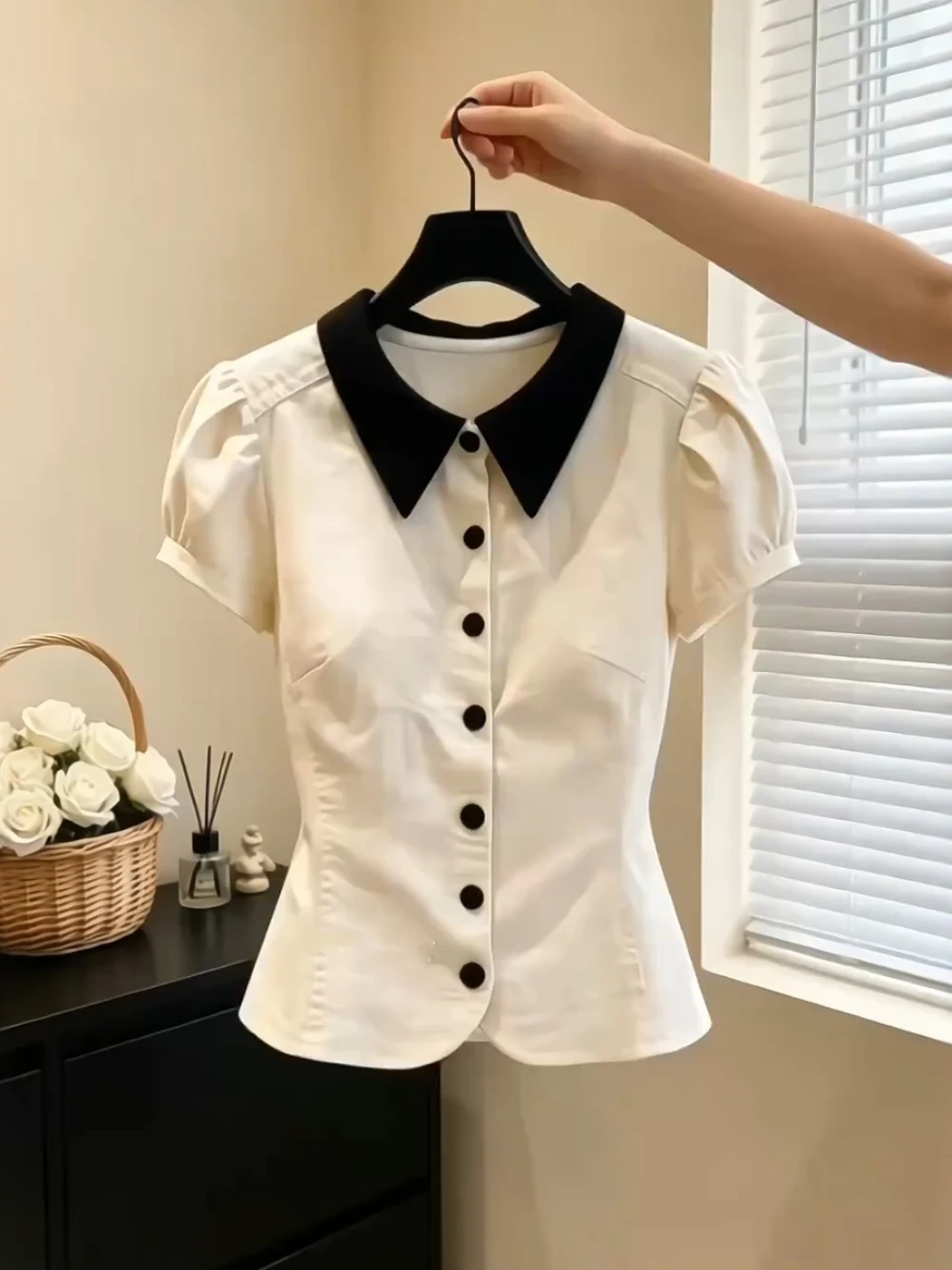 Retro Commuter Style Women's Shirt Short Sleeve Slim Fit Bubble Sleeve Stand Collar Color Block Waist Cinched Top Summer Fashion
Retro Commuter Style Women's Shirt Short Sleeve Slim Fit Bubble Sleeve Stand Collar Color Block Waist Cinched Top Summer Fashion