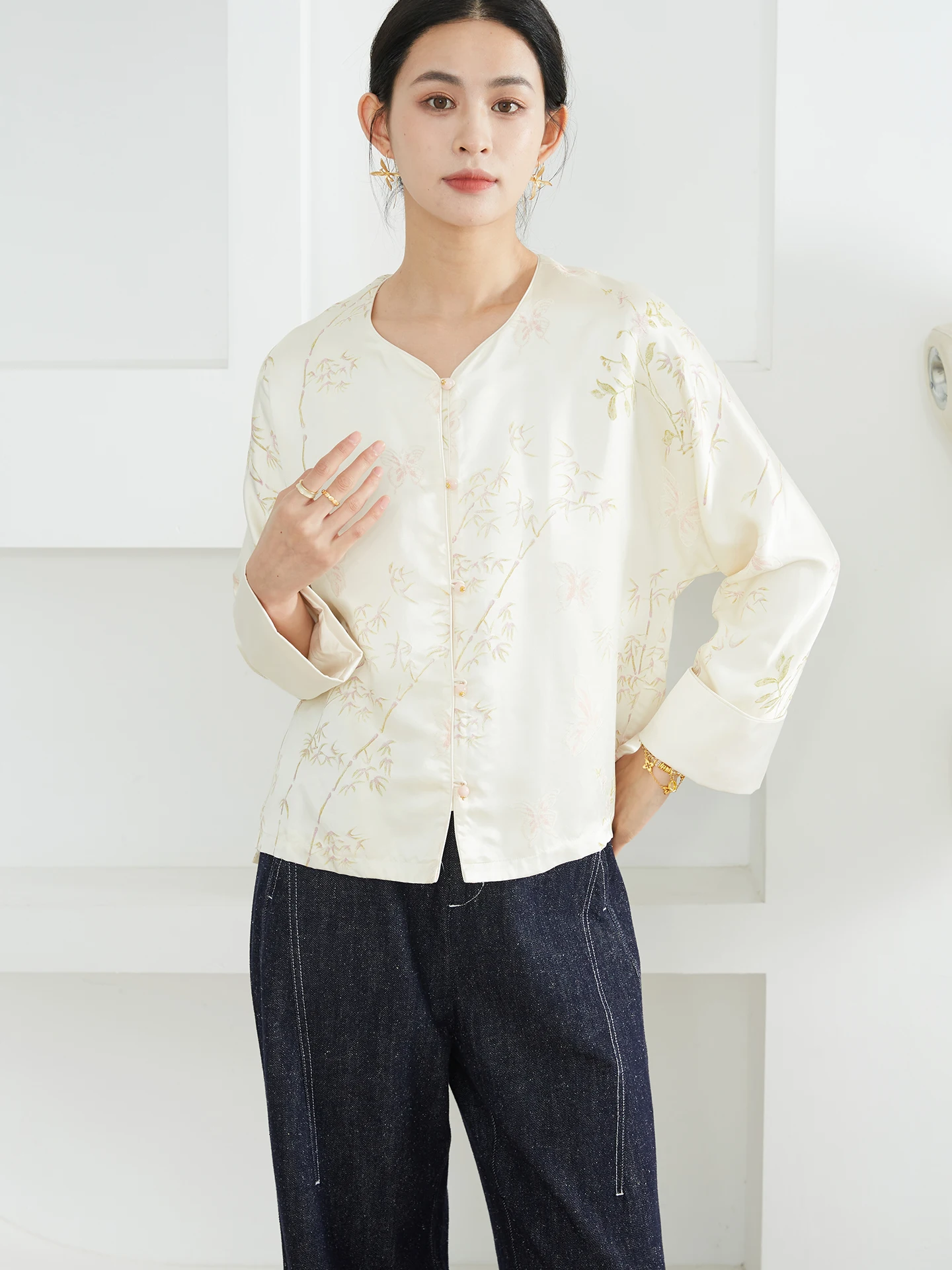 New Chinese Sle Heavyweight Silk Long Sve Embroidered Jaet Women's Early Spring Open Cardigan Top Straight Tube ape
New Chinese Sle Heavyweight Silk Long Sve Embroidered Jaet Women's Early Spring Open Cardigan Top Straight Tube ape