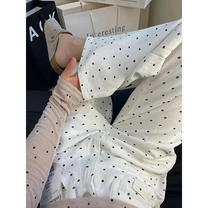 Женские весенне-летние новые ретро белые джинсы в горошек с цветочным принтом, женские милые прямые свободные брюки с высокой талией, широкие повседневные брюки Джокер
Женские весенне-летние новые ретро белые джинсы в горошек с цветочным принтом, женские милые прямые свободные брюки с высокой талией, широкие повседневные брюки Джокер