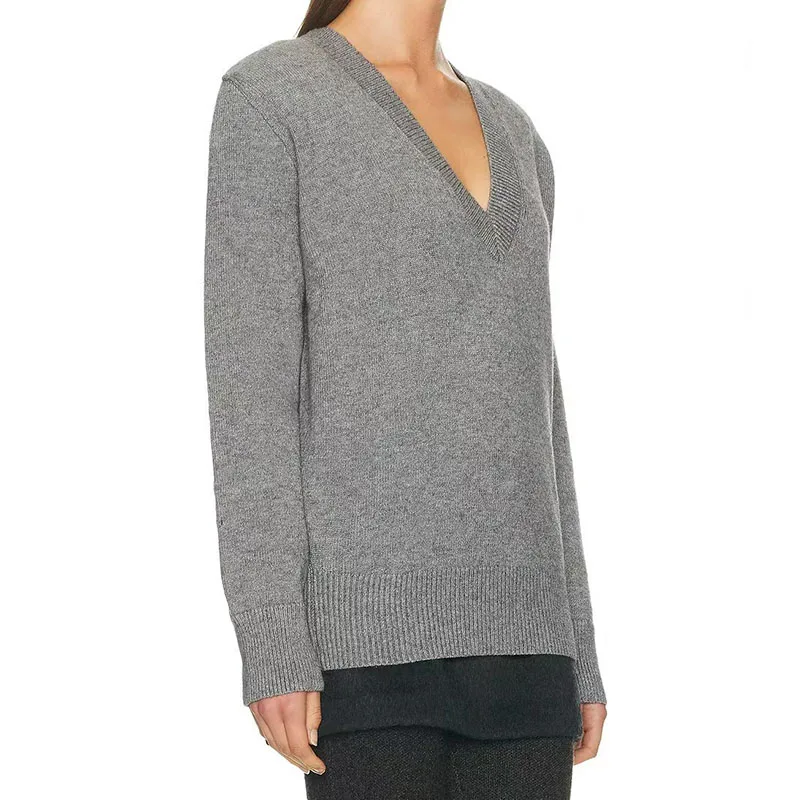 A new autumn and winter style of simple V-neck knitted sweater for women, a loose and slimming short pullover in grey
A new autumn and winter style of simple V-neck knitted sweater for women, a loose and slimming short pullover in grey