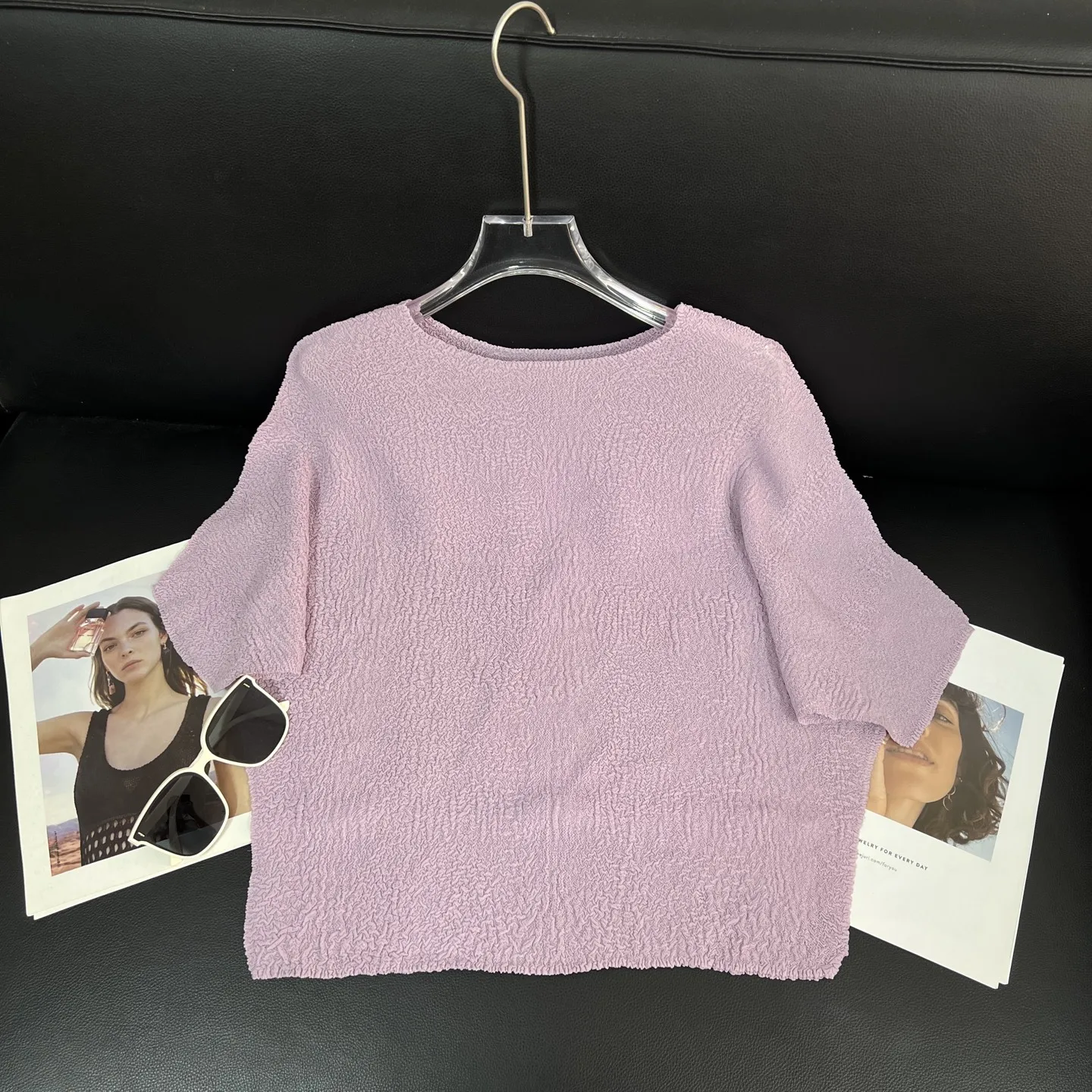 Miyake Pleated Solid Color Tops 2025 Summer New Round Neck Design Sense of Commuting Versatile T-shirt
Miyake Pleated Solid Color Tops 2025 Summer New Round Neck Design Sense of Commuting Versatile T-shirt