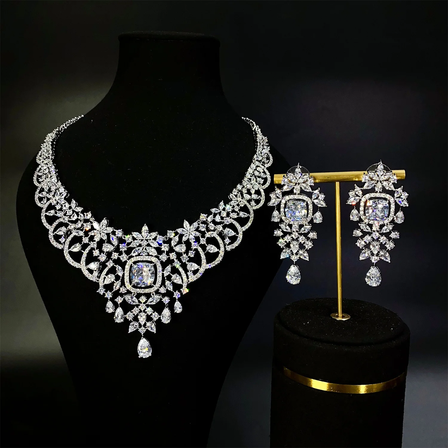 bride wedding luxury jewelry set 2pcs large necklace earrings shiny zircon silver color flower pendant necklace earrings female
bride wedding luxury jewelry set 2pcs large necklace earrings shiny zircon silver color flower pendant necklace earrings female