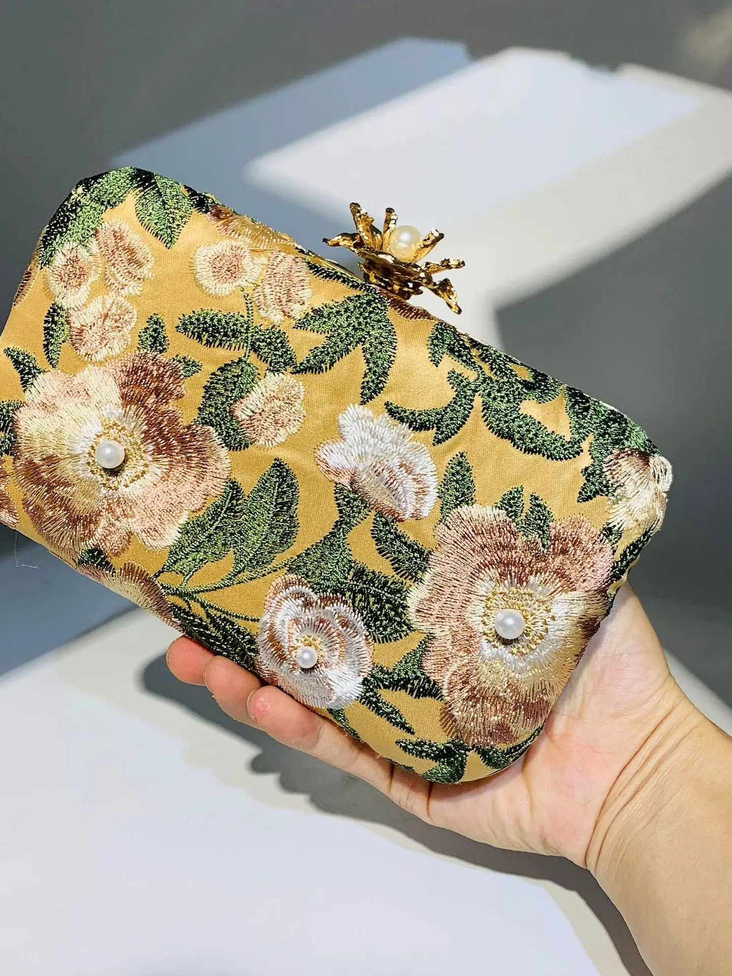 New Women's Embroidered Flower Evening Clutch Bag Diamond Ban Handbag Rectangular Shape Spring 2025 Cloud Pattern Lock Buckle
New Women's Embroidered Flower Evening Clutch Bag Diamond Ban Handbag Rectangular Shape Spring 2025 Cloud Pattern Lock Buckle