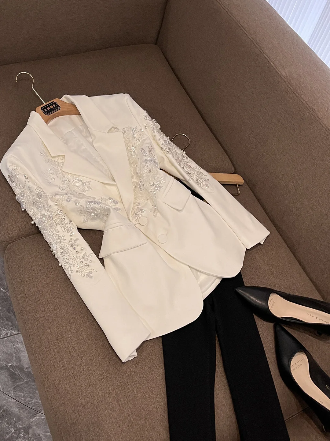 2025 Design Sensation Wedding Dr Вышитая блузка с блестками 3D iny Тяжелая работа Подходит Jaet X53 Женская мода
2025 Design Sensation Wedding Dr Вышитая блузка с блестками 3D iny Тяжелая работа Подходит Jaet X53 Женская мода