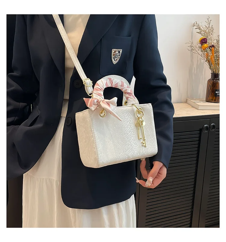 Женская универсальная сумка - модная модная сумка через плечо Lady Dior Style
Женская универсальная сумка - модная модная сумка через плечо Lady Dior Style