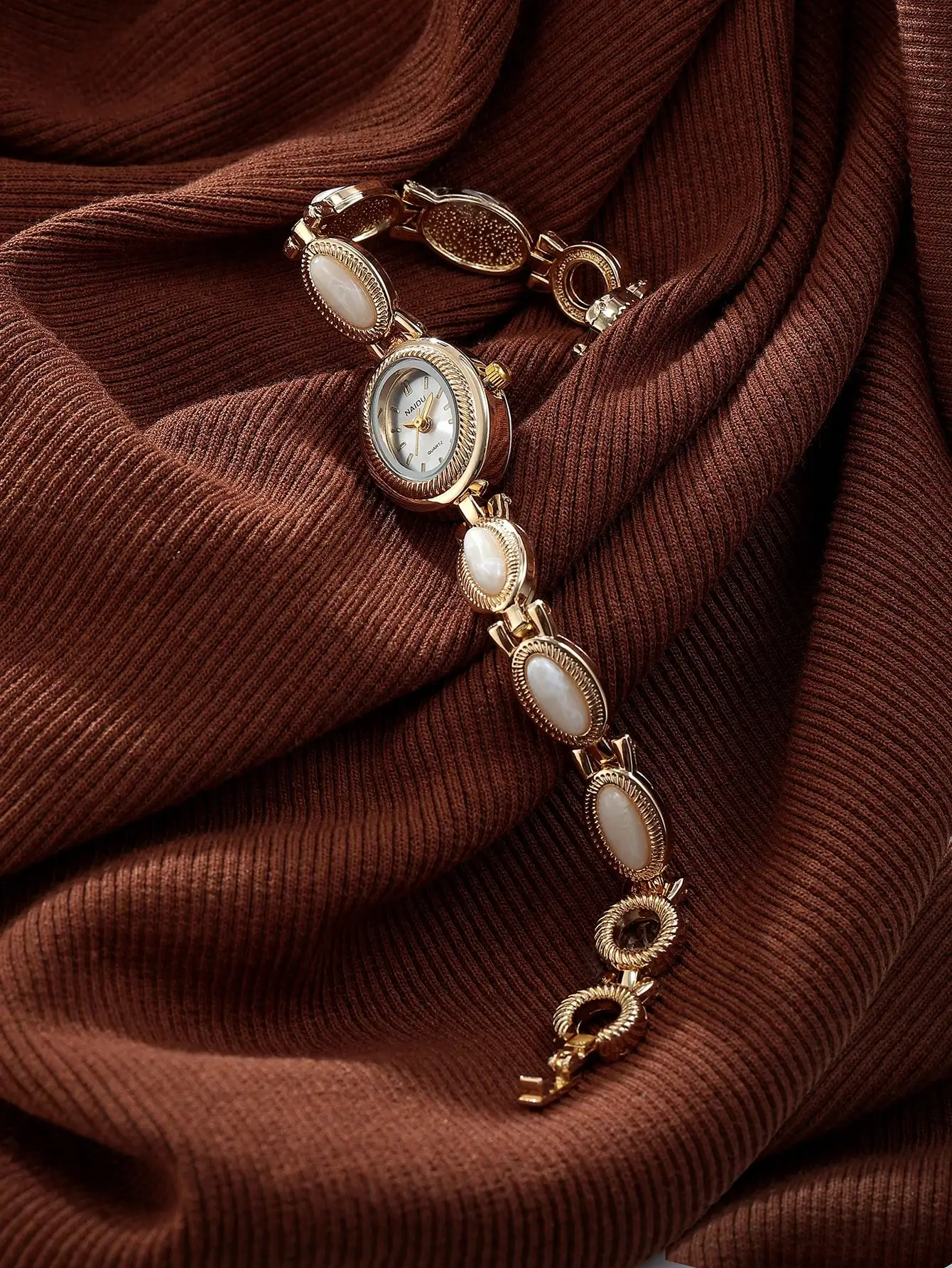 Элегантные женские кварцевые часы золотистого цвета в винтажном стиле с жемчужными акцентами
Элегантные женские кварцевые часы золотистого цвета в винтажном стиле с жемчужными акцентами