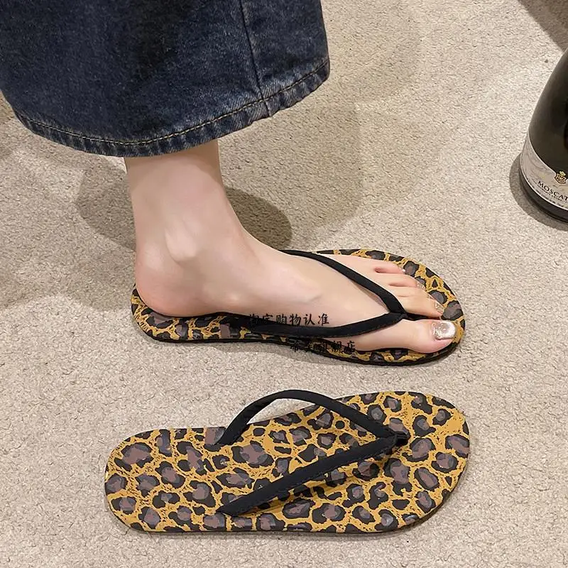 Fashionable Leopard Print Sandals Women's Summer Outdoor Beach Flat Bottom Toe Post Slippers Anti-Slip Home Slippers
Fashionable Leopard Print Sandals Women's Summer Outdoor Beach Flat Bottom Toe Post Slippers Anti-Slip Home Slippers