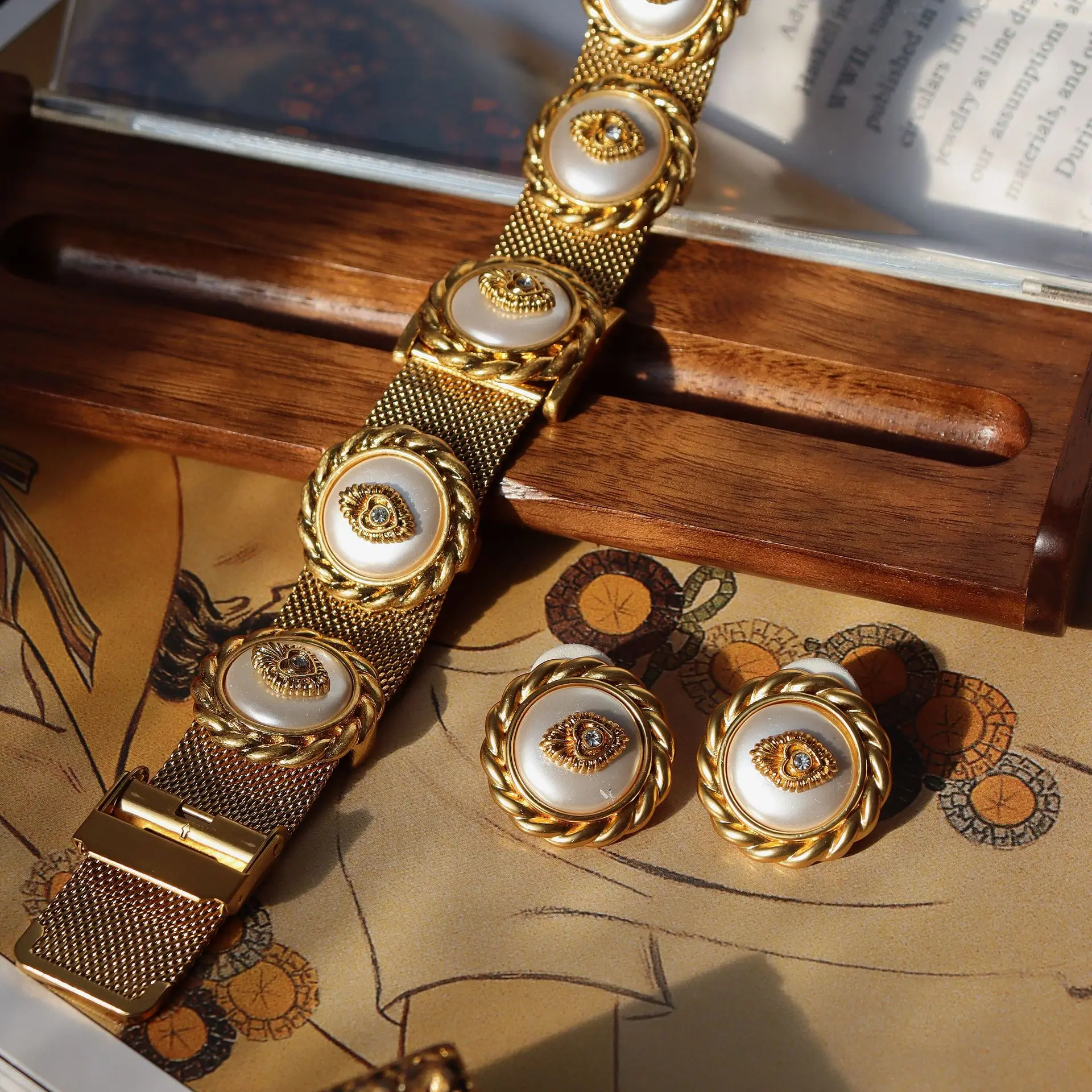 A Retro Gold Bracelet And Earrings Set With Exquisite Mother-of-pearl Twisted Edge Jewelry. Suit Skirt Coat Paired With Jewelry
A Retro Gold Bracelet And Earrings Set With Exquisite Mother-of-pearl Twisted Edge Jewelry. Suit Skirt Coat Paired With Jewelry