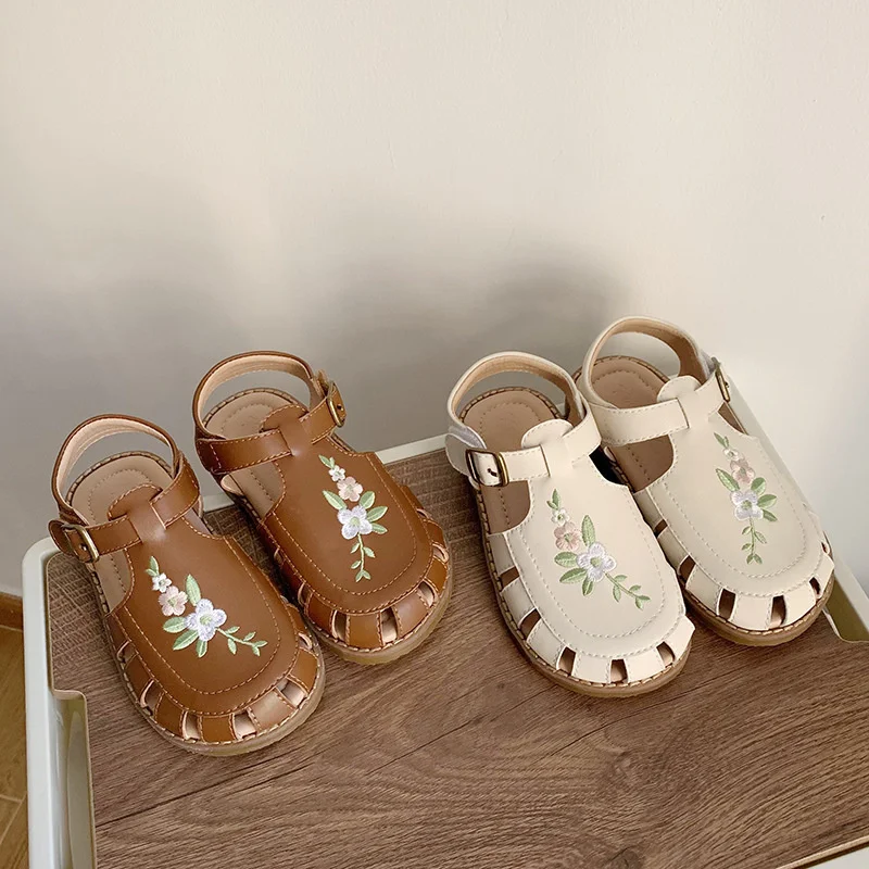 Girls' Cute Rubber Fashion Sandals Summer Net Red With Soft Bottom Embroidery Baotou Roman Beach Magic Stickers Designer Shoes
Girls' Cute Rubber Fashion Sandals Summer Net Red With Soft Bottom Embroidery Baotou Roman Beach Magic Stickers Designer Shoes