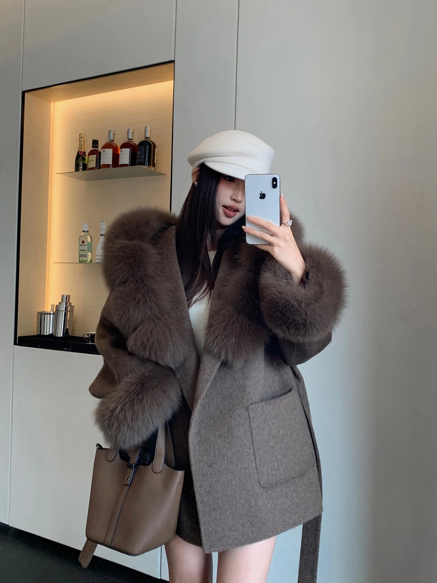 Двустороннее шерстяное пальто Ele, женское свободное пальто с меховым воротником и капюшоном средней длины, корейская верхняя одежда Sle Faion
Двустороннее шерстяное пальто Ele, женское свободное пальто с меховым воротником и капюшоном средней длины, корейская верхняя одежда Sle Faion