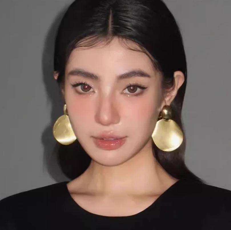 Exaggerated European and American style round earrings for women, luxurious and sophisticated, niche style, metal retro Hong Kon
Exaggerated European and American style round earrings for women, luxurious and sophisticated, niche style, metal retro Hong Kon