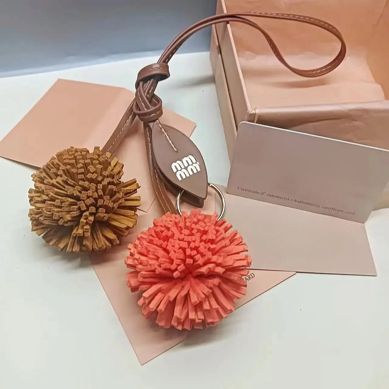 Miu trick ball bolsa accesorio llavero regalo de moda para niñas mujeres amantes de la moda
Miu trick ball bolsa accesorio llavero regalo de moda para niñas mujeres amantes de la moda