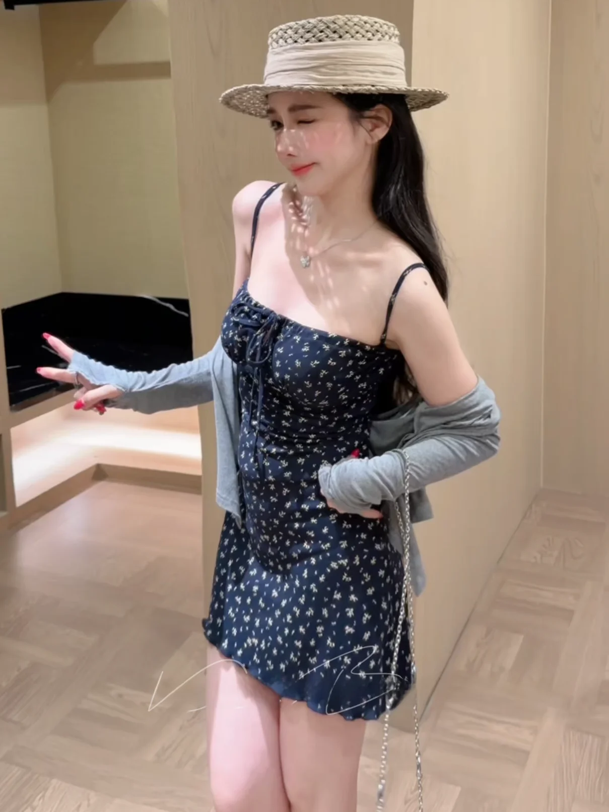Elegant Floral Print Open Cardigan Jacket Long Sleeveless Short Length Slim Fit Two-Piece Set Women's Summer Fashion Outfit
Elegant Floral Print Open Cardigan Jacket Long Sleeveless Short Length Slim Fit Two-Piece Set Women's Summer Fashion Outfit