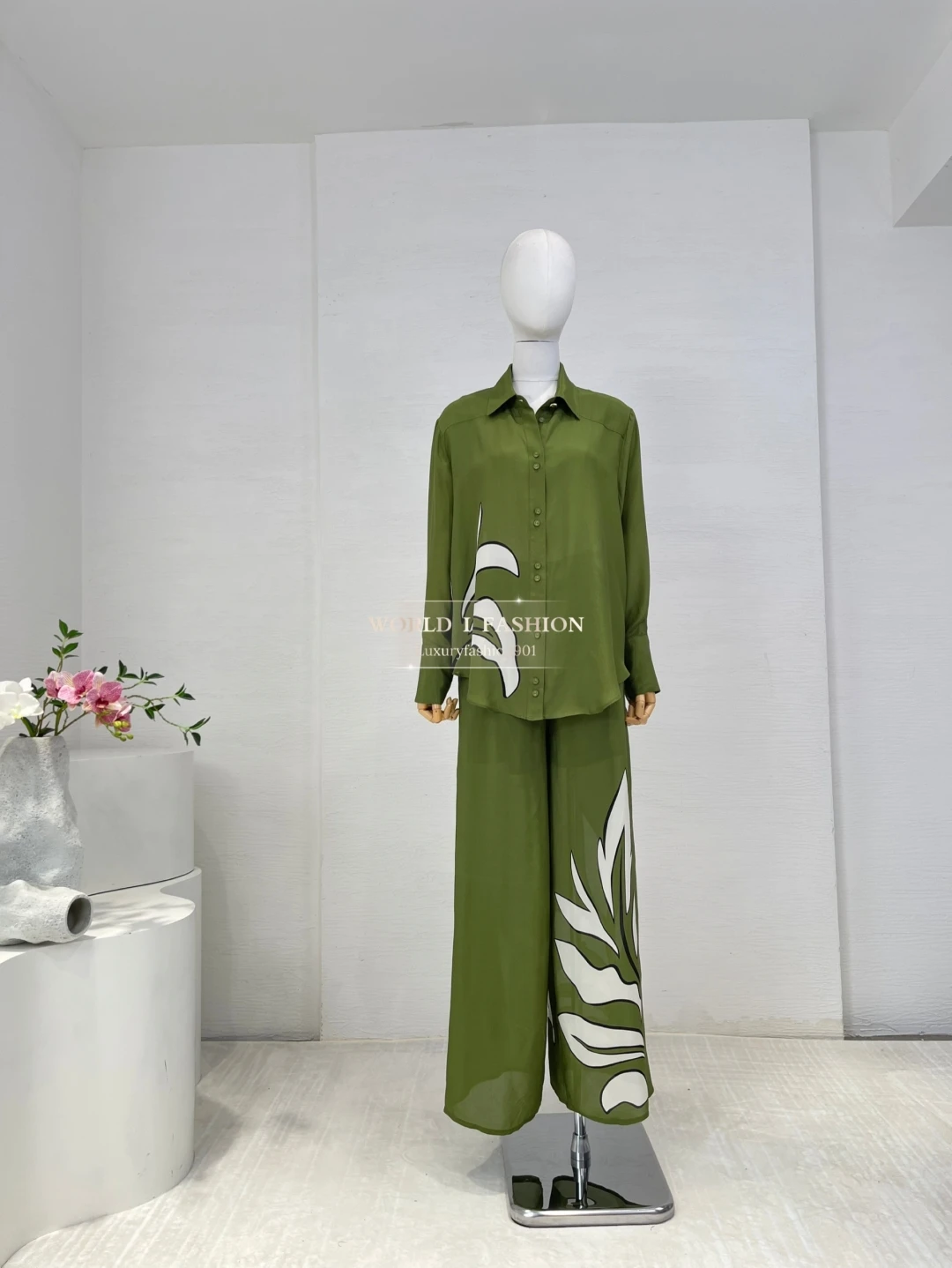 2025 Новый красивый комплект блузки с длинными рукавами и брюк с принтом кофейных листьев
2025 Новый красивый комплект блузки с длинными рукавами и брюк с принтом кофейных листьев