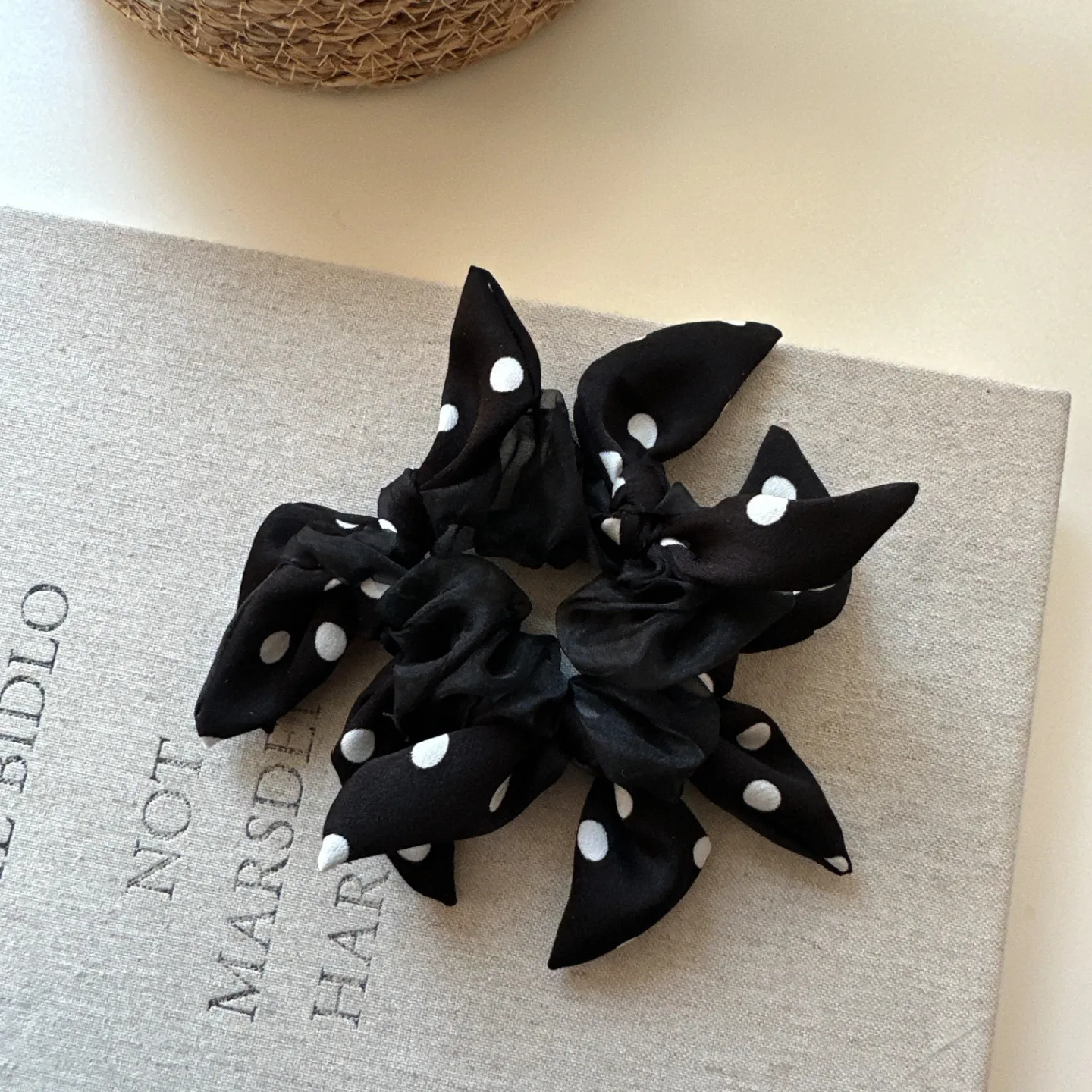 Premium Polka Dot Bow Scrunchie High Elasticity Ponytail Holder Black White Satin for Daily Use Versatile Soft Lightweight
Premium Polka Dot Bow Scrunchie High Elasticity Ponytail Holder Black White Satin for Daily Use Versatile Soft Lightweight