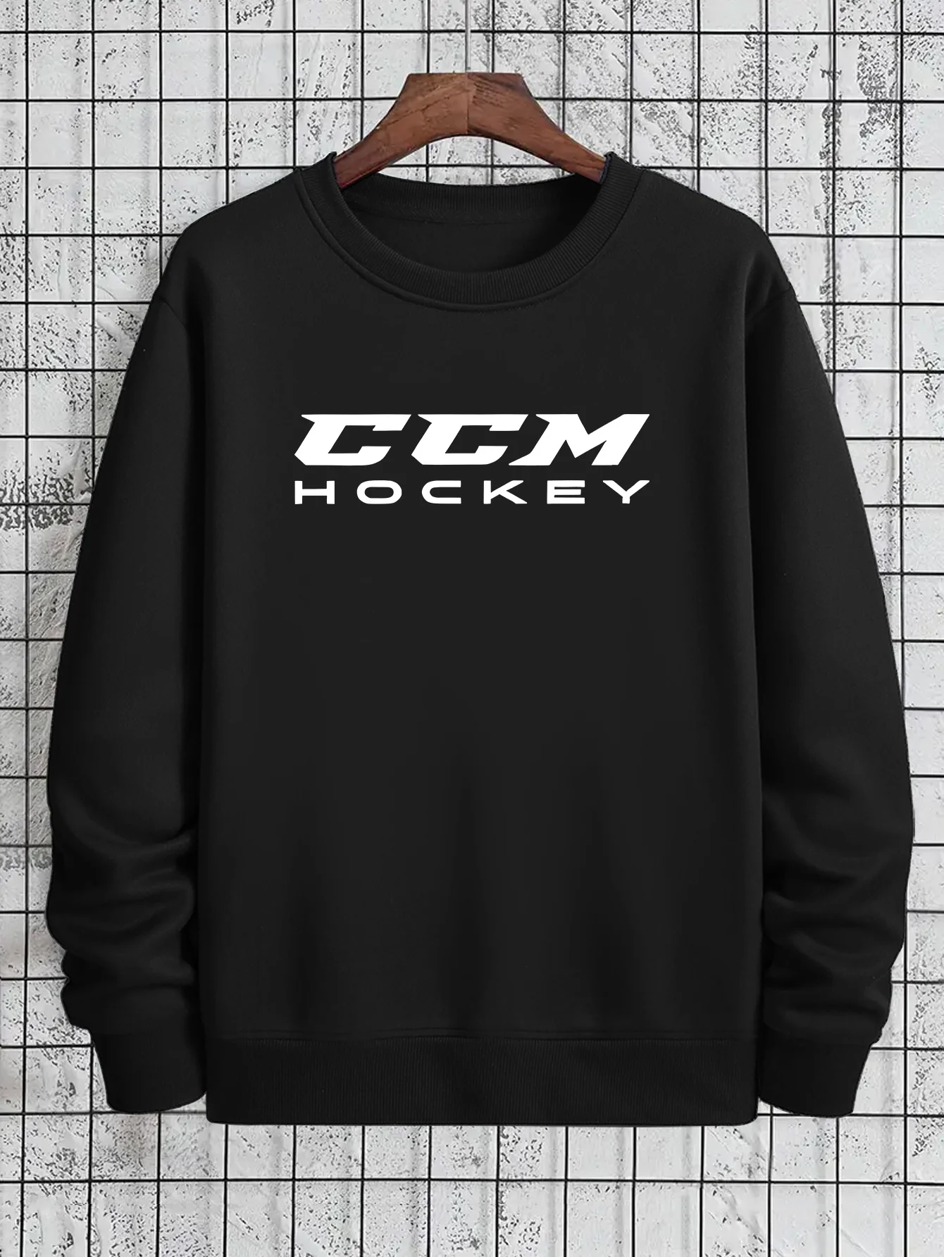 Мужская толстовка с хоккейным рисунком CCM — оливково-зеленый пуловер с жирными белыми надписями
Мужская толстовка с хоккейным рисунком CCM — оливково-зеленый пуловер с жирными белыми надписями