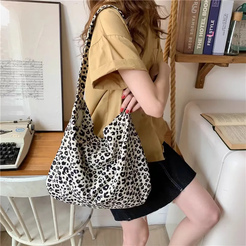 Leopard print spring and summer floral bag large capacity canvas bag female college student travel shoulder bag
Leopard print spring and summer floral bag large capacity canvas bag female college student travel shoulder bag