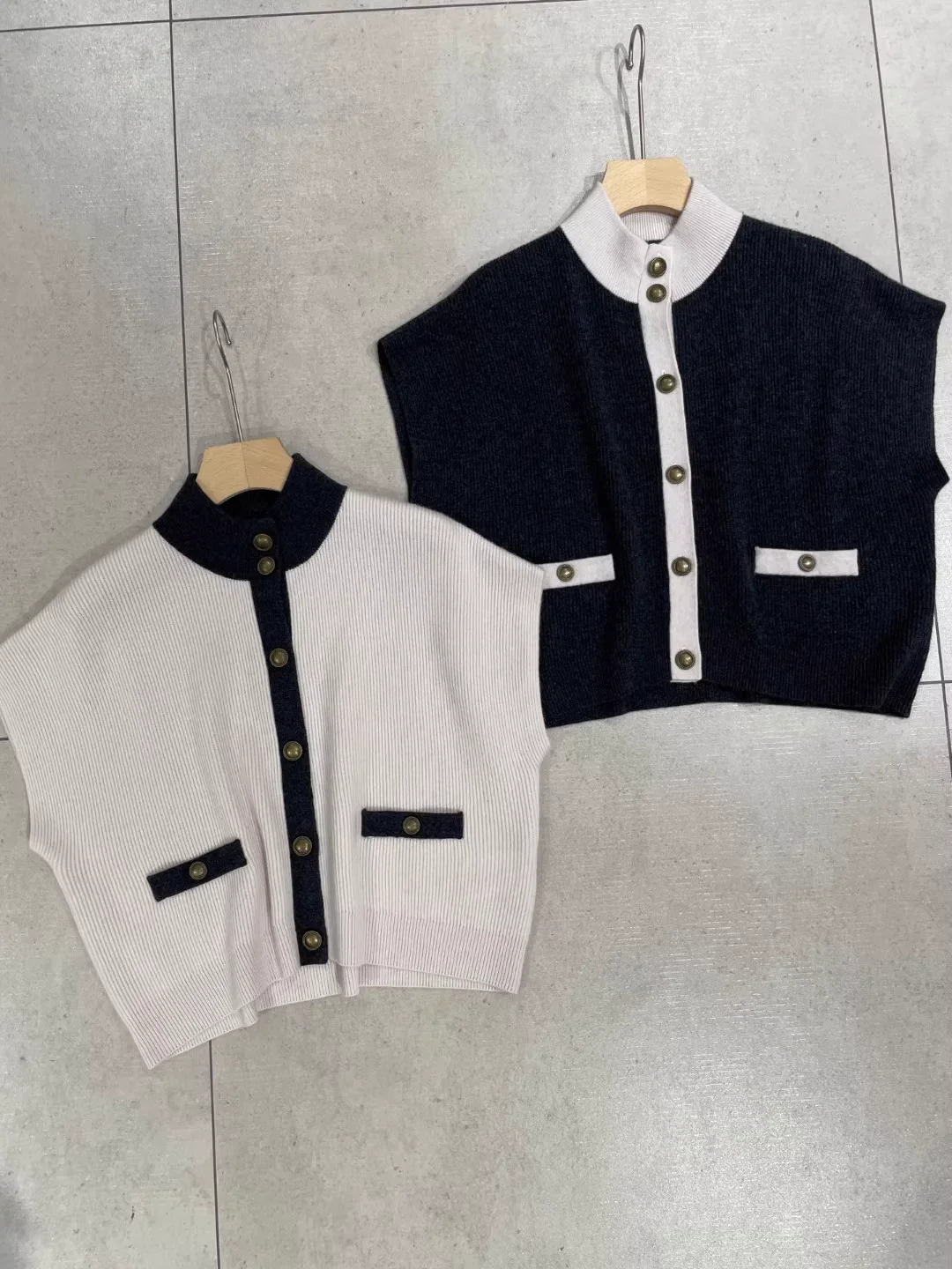 Women's Color Contrast Knitted Vest Stand Collar Sleeveless Single Breasted Casual Female Sweater
Women's Color Contrast Knitted Vest Stand Collar Sleeveless Single Breasted Casual Female Sweater