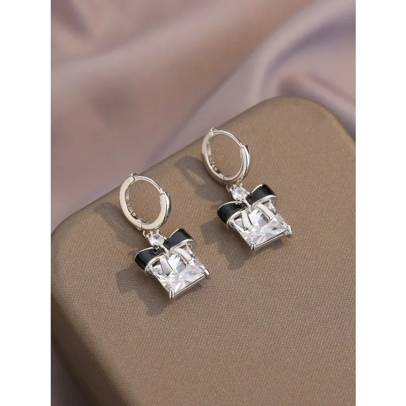 Серебряные украшения InsS925, черные серьги-гвоздики-бабочки, новые модные серьги-гвоздики, инкрустированные бриллиантами.
Серебряные украшения InsS925, черные серьги-гвоздики-бабочки, новые модные серьги-гвоздики, инкрустированные бриллиантами.