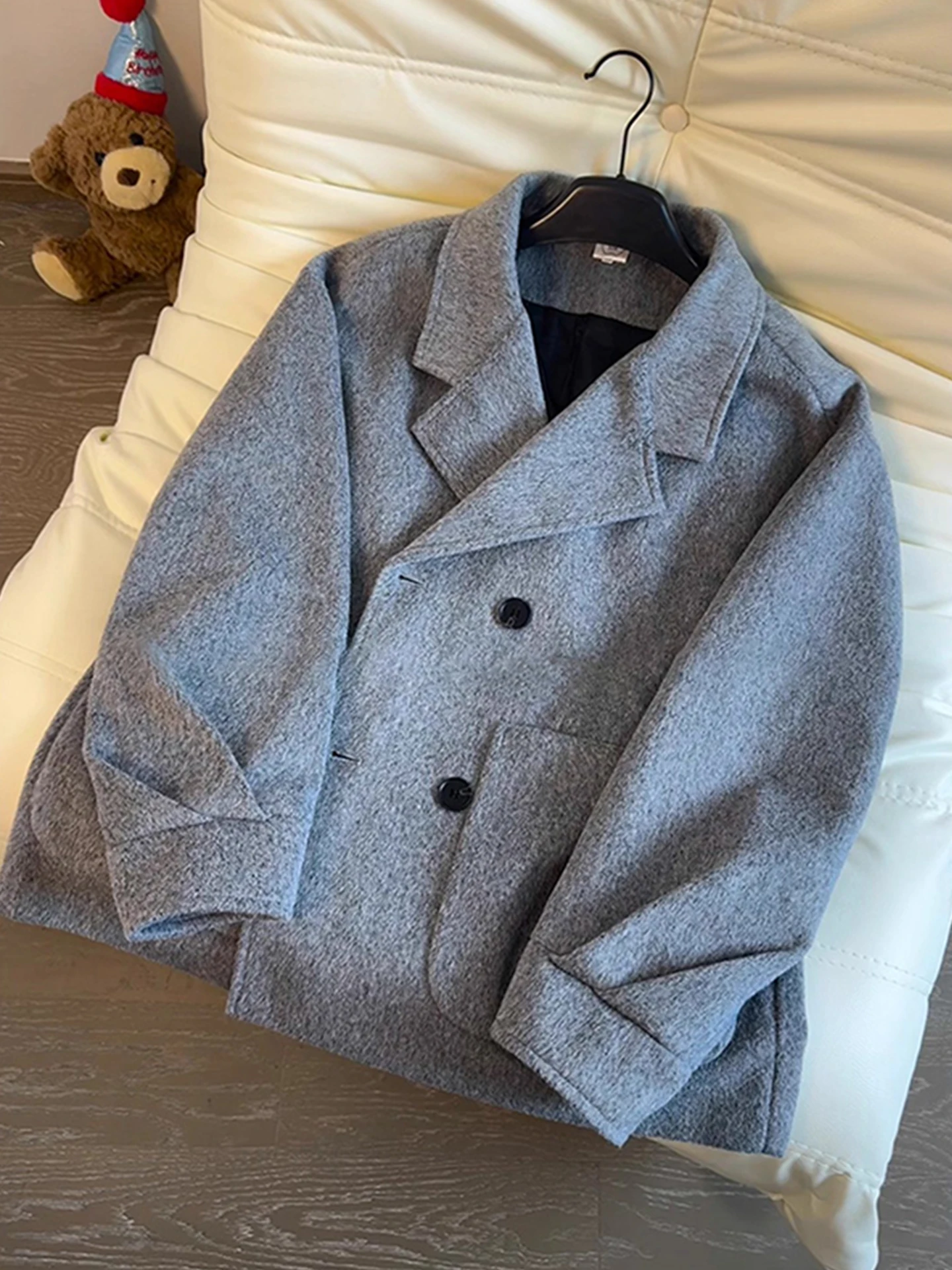 Утепленное мужское шерстяное пальто Thiened Fce с отложным воротником светло-серого цвета для осенне-зимнего сезона, теплое и комфортное.
Утепленное мужское шерстяное пальто Thiened Fce с отложным воротником светло-серого цвета для осенне-зимнего сезона, теплое и комфортное.