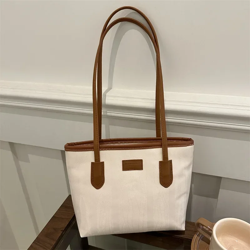 Large capacity simple and versatile leisure commuting shoulder bag tote bag
Large capacity simple and versatile leisure commuting shoulder bag tote bag