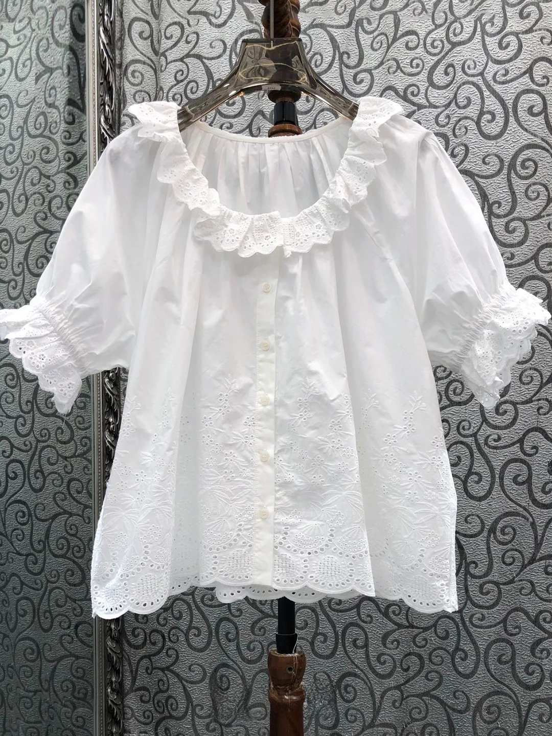 Milan Small Town High Version Oil Painting Girl Style Pure Color Embroidery Single Button White Shirt Original Design Straigh...
Milan Small Town High Version Oil Painting Girl Style Pure Color Embroidery Single Button White Shirt Original Design Straigh...
