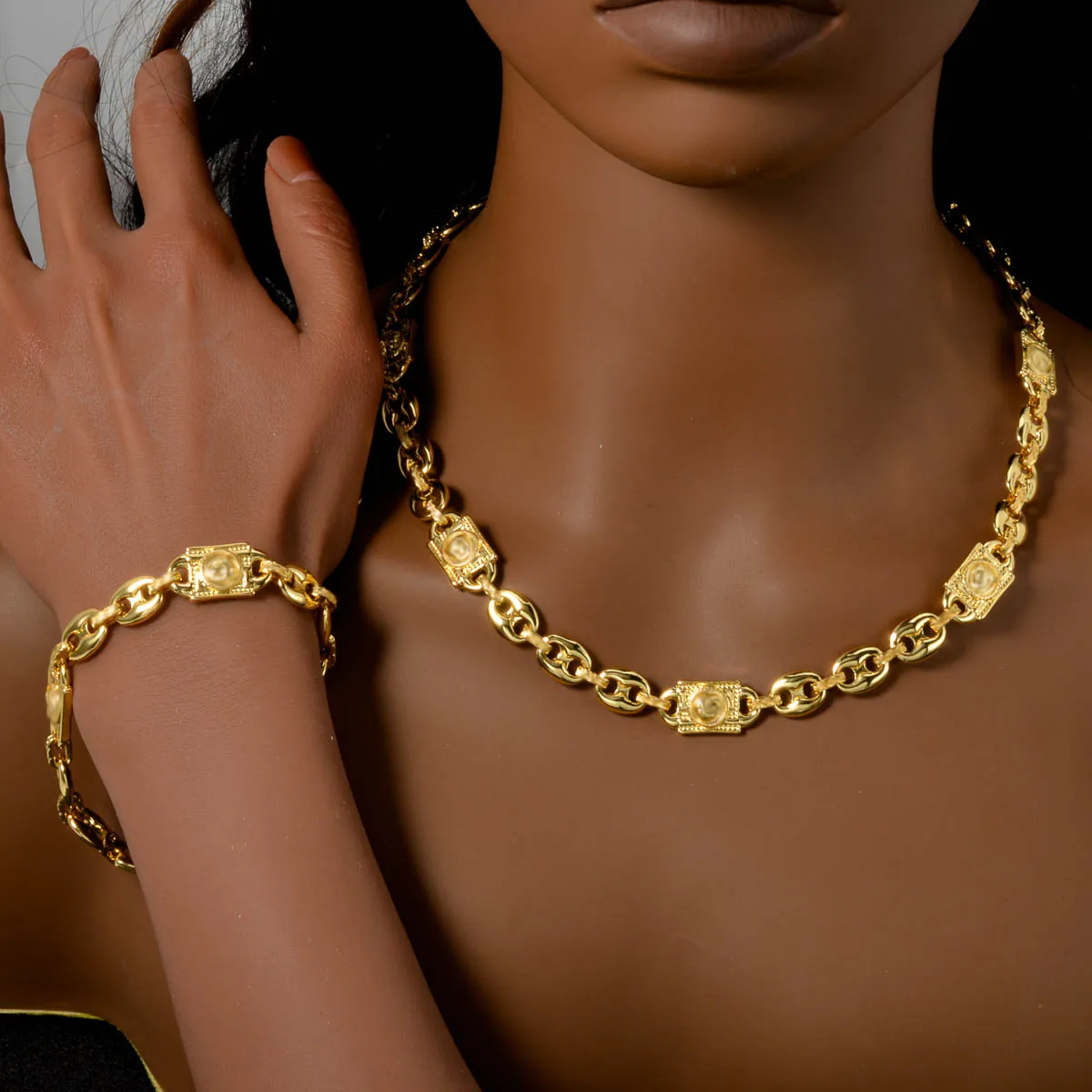 Classic Women's Jewelry Set Simple Hip-Hop Necklace Bracelet Suitable Punk Collarbone Chain Two-Piece Set Dating Jewelry Gift
Classic Women's Jewelry Set Simple Hip-Hop Necklace Bracelet Suitable Punk Collarbone Chain Two-Piece Set Dating Jewelry Gift