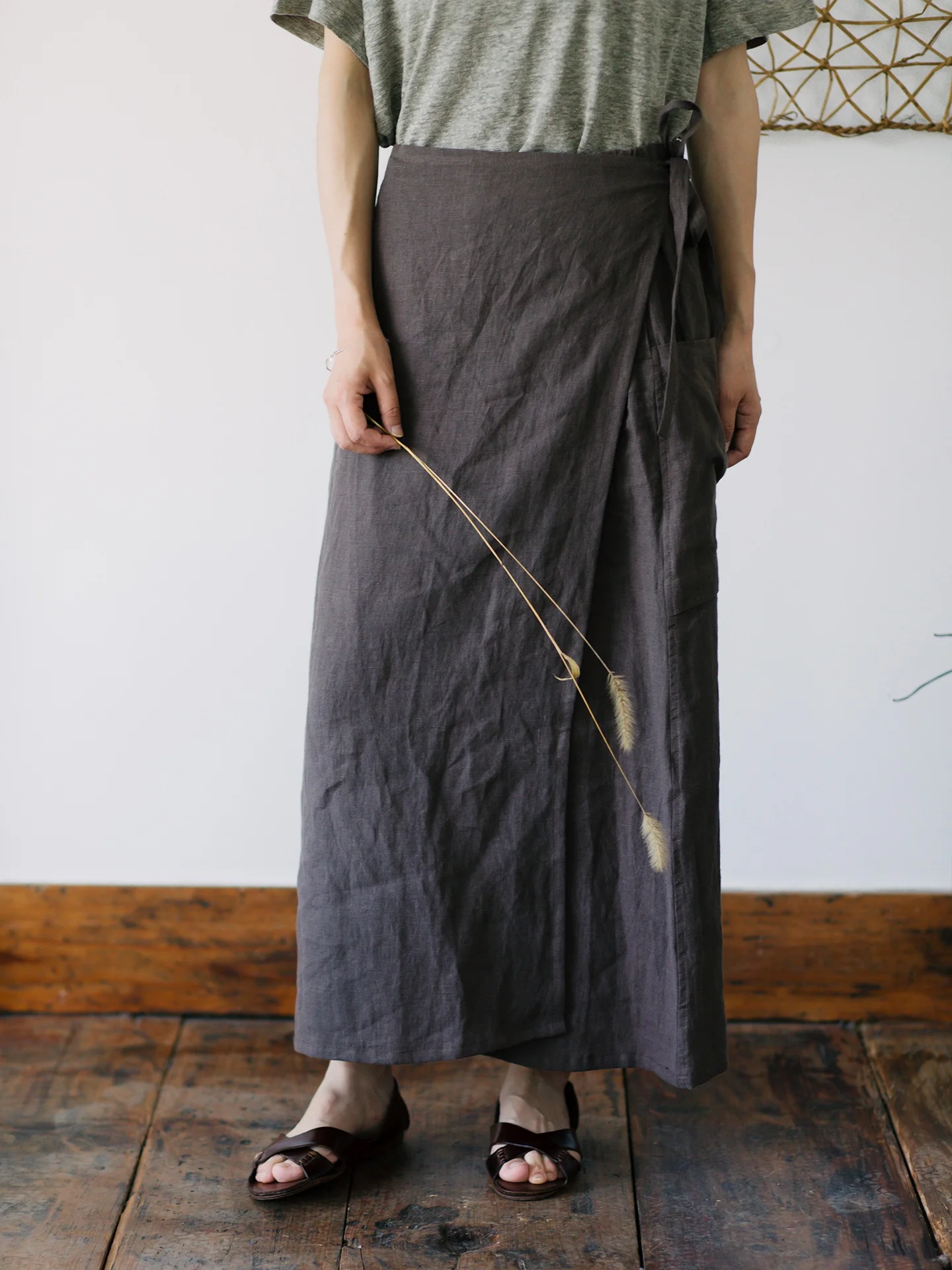 Льняная юбка миди в японском стиле с поясом, свободного кроя, в стиле ретро, прямая, художественная, для женщин, повседневная, свободного силуэта
Льняная юбка миди в японском стиле с поясом, свободного кроя, в стиле ретро, прямая, художественная, для женщин, повседневная, свободного силуэта