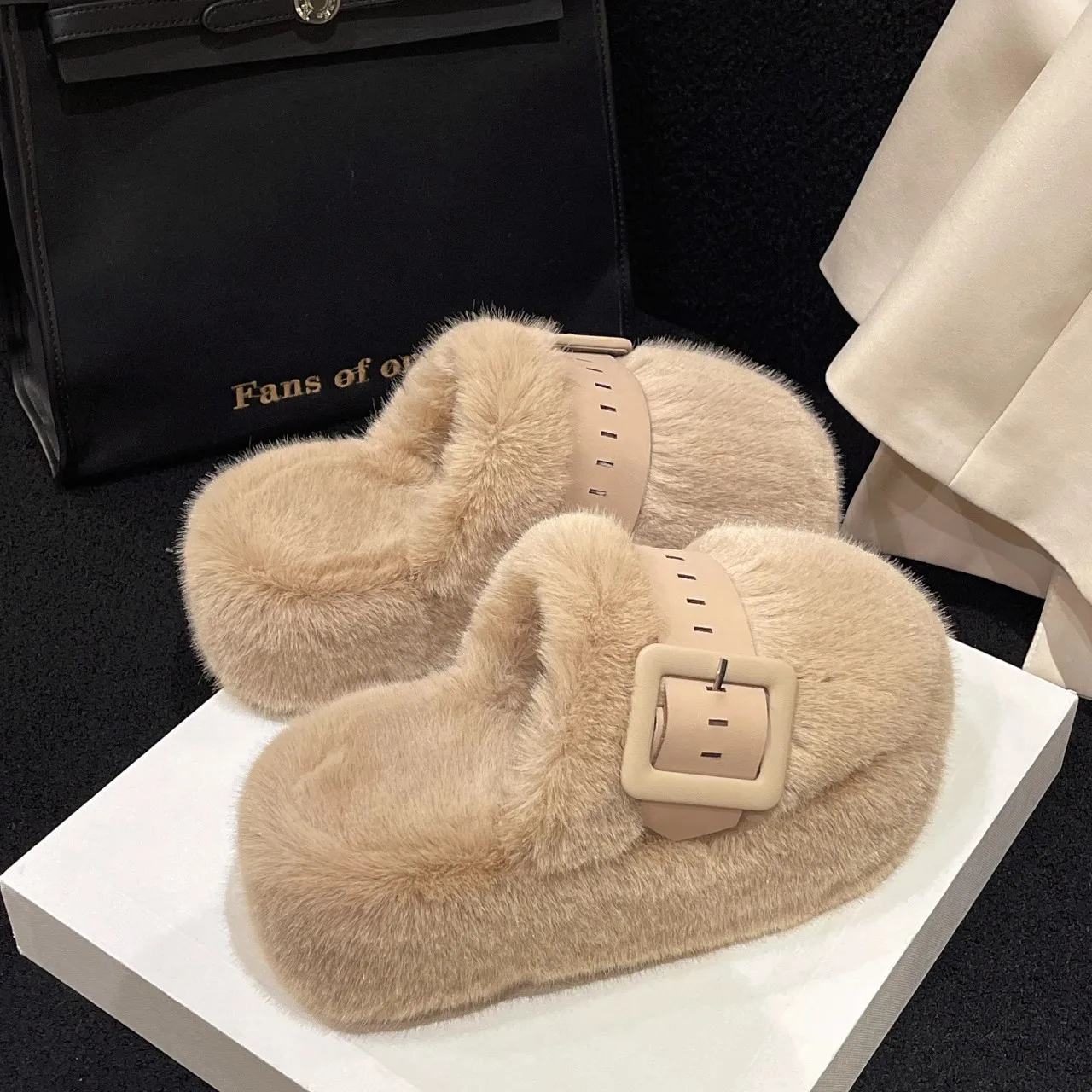 Trendy Women's Winter Slippers Indoor Outdoor Wear Fur Slippers Slip-On Cover Head Casual Style Fashionable Versatile
Trendy Women's Winter Slippers Indoor Outdoor Wear Fur Slippers Slip-On Cover Head Casual Style Fashionable Versatile