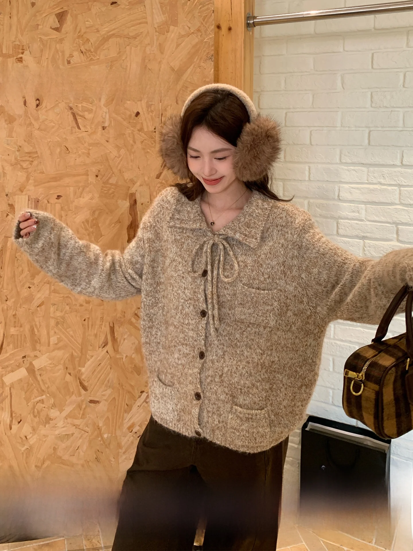 Женский вязаный кардиган-пальто Morning Bloom в корейском стиле, с отложным воротником, осенне-зимний, свободного кроя
Женский вязаный кардиган-пальто Morning Bloom в корейском стиле, с отложным воротником, осенне-зимний, свободного кроя