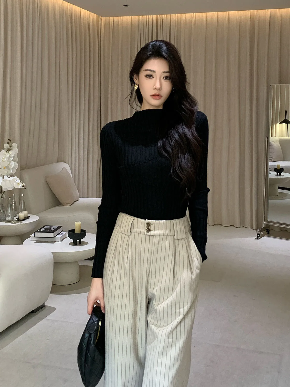 Черный женский топ с длинным рукавом и круглым вырезом, повседневный, облегающий, универсальный, для ношения как нижний или верхний слой, осенне-зимний, модный, удобный, вязаный.
Черный женский топ с длинным рукавом и круглым вырезом, повседневный, облегающий, универсальный, для ношения как нижний или верхний слой, осенне-зимний, модный, удобный, вязаный.