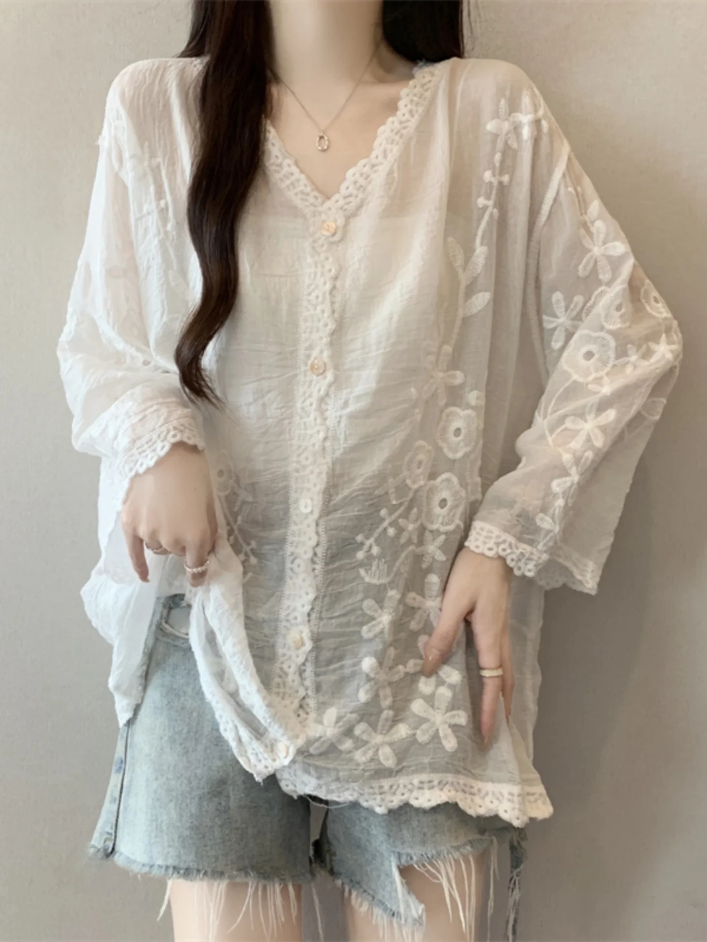 White V-Neck Long Sleeve Sun Protection Shirt Women's Summer plus Size Elegant Embroidery Thin Cover up Korean Style Loose Fit
White V-Neck Long Sleeve Sun Protection Shirt Women's Summer plus Size Elegant Embroidery Thin Cover up Korean Style Loose Fit