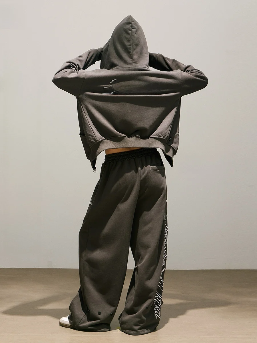 Комплект SMILE DDD: кардиган с вышивкой в американском стиле, спортивные брюки, толстовка с длинным рукавом на молнии
Комплект SMILE DDD: кардиган с вышивкой в американском стиле, спортивные брюки, толстовка с длинным рукавом на молнии