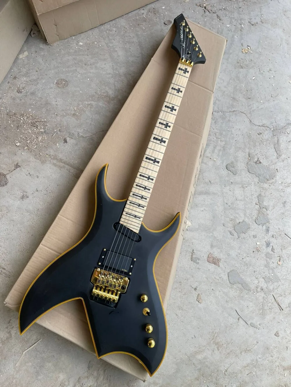 Unusual Shape Black Body 6 Strings Electric Guitar with Maple Neck ,Provide customized service
Unusual Shape Black Body 6 Strings Electric Guitar with Maple Neck ,Provide customized service